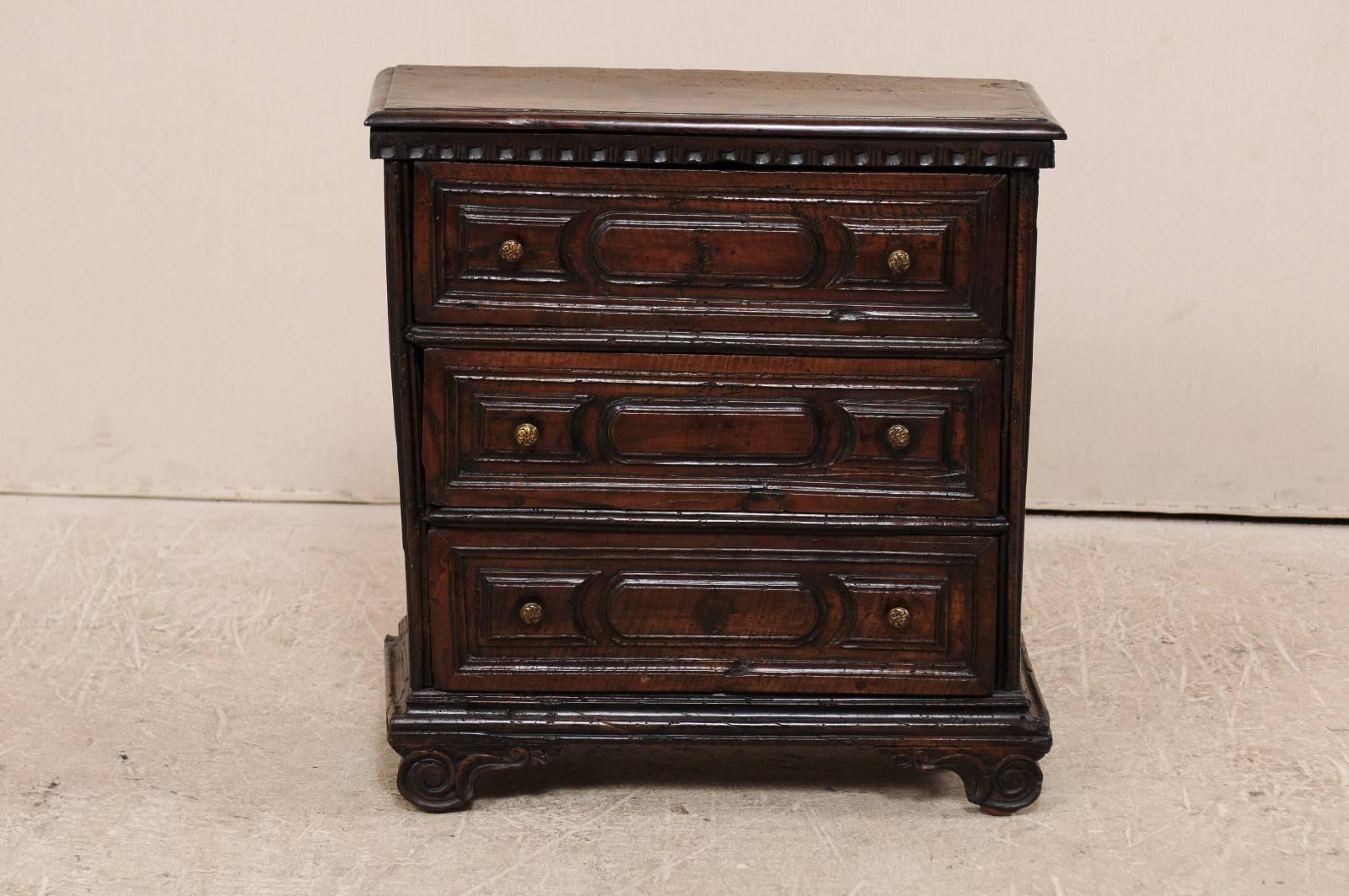 Italian Early 18th Century Deep Walnut Carved Wood Commode or Chest of Drawers In Good Condition In Atlanta, GA