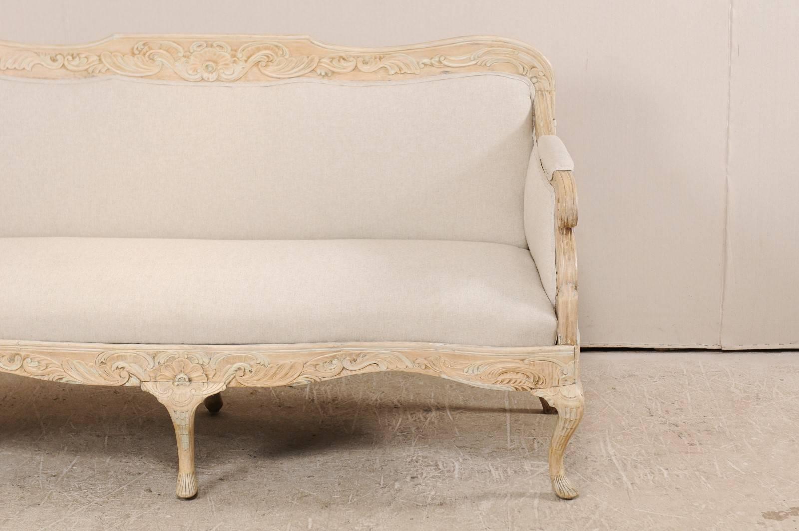 Dänisches Rokoko-Sofa aus der dänischen Periode des 18. Jahrhunderts mit schönen, geblümt geschnitzten Details (Geschnitzt) im Angebot