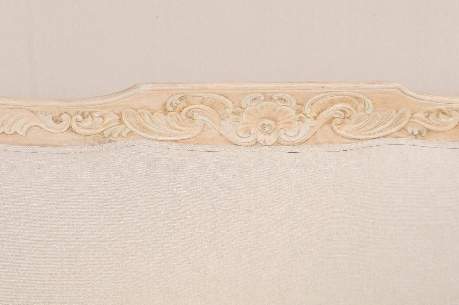 Dänisches Rokoko-Sofa aus der dänischen Periode des 18. Jahrhunderts mit schönen, geblümt geschnitzten Details (Leinen) im Angebot