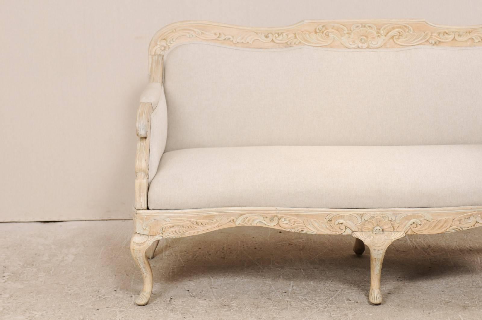 Dänisches Rokoko-Sofa aus der dänischen Periode des 18. Jahrhunderts mit schönen, geblümt geschnitzten Details (Europäisch) im Angebot