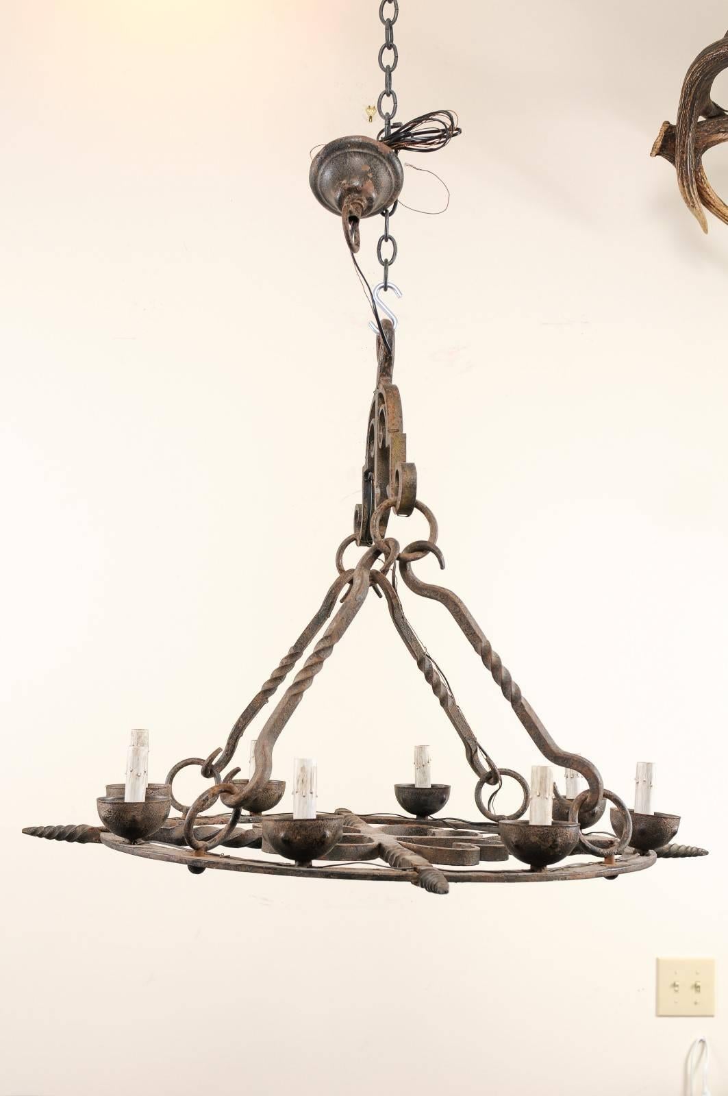 Handgeschmiedeter runder Kronleuchter aus Eisen mit acht Leuchten und wunderschöner Hängeleuchte (Rustikal) im Angebot