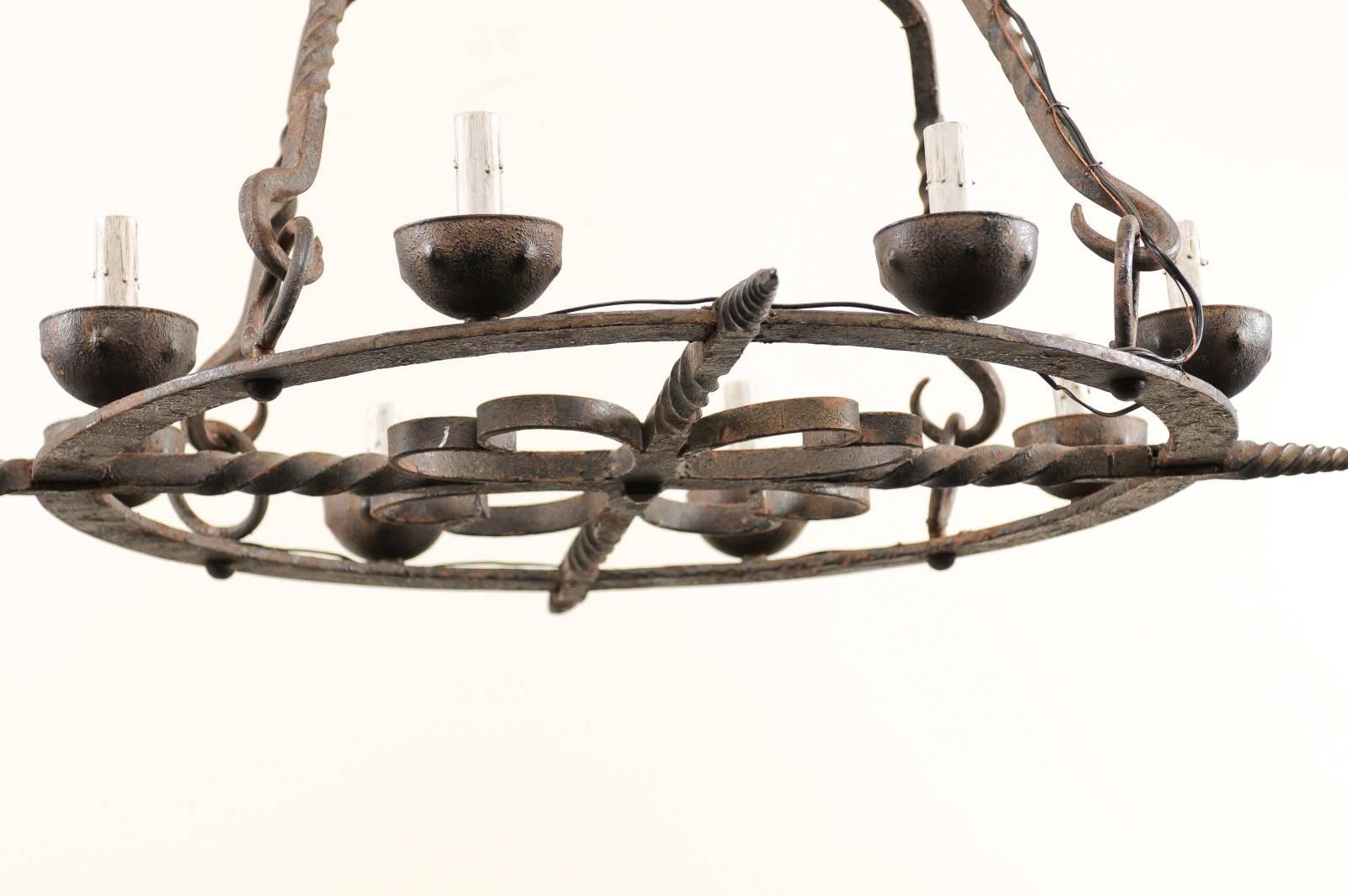 Handgeschmiedeter runder Kronleuchter aus Eisen mit acht Leuchten und wunderschöner Hängeleuchte (20. Jahrhundert) im Angebot