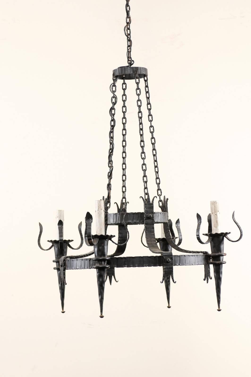 20ième siècle Lustre français vintage à quatre lumières en fer noir avec accoudoirs en forme de torche en vente