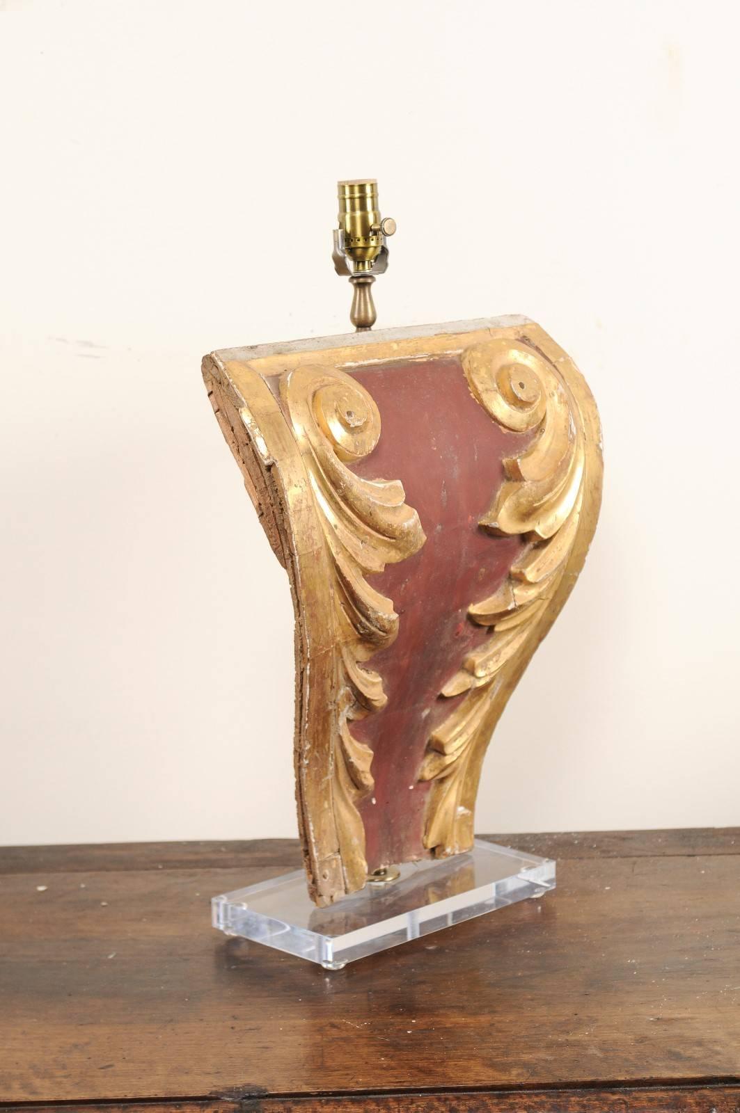Metal Italian 19th Century Red and Giltwood Shield Shape Fragment Table Lamp  For Sale