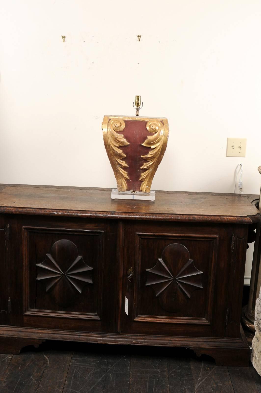 Italian 19th Century Red and Giltwood Shield Shape Fragment Table Lamp For Sale 4