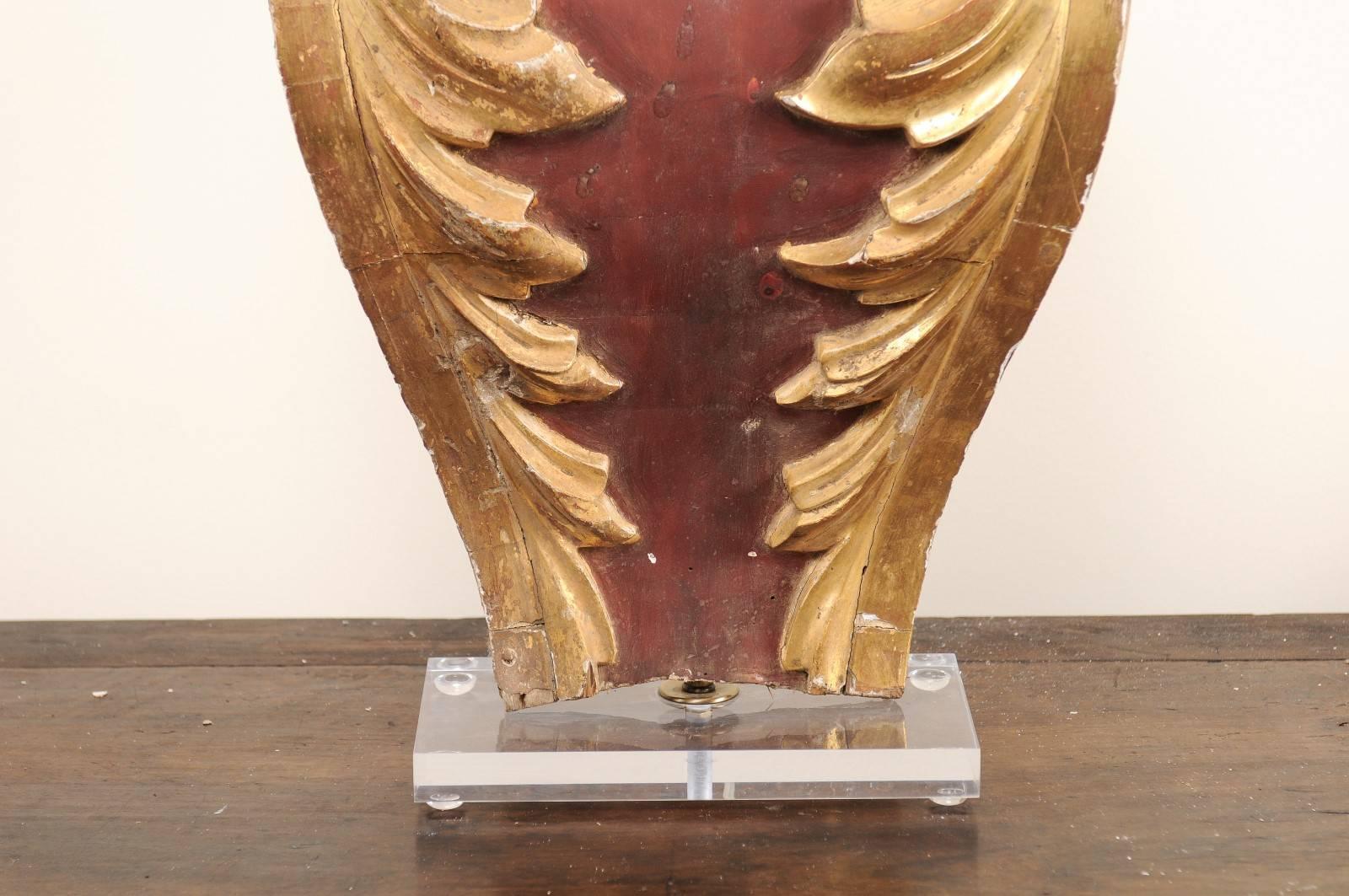 Italian 19th Century Red and Giltwood Shield Shape Fragment Table Lamp In Good Condition For Sale In Atlanta, GA