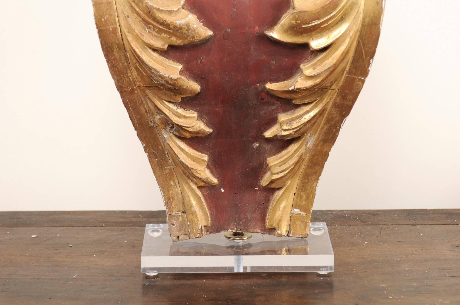 Italian 19th Century Red and Giltwood Shield Shape Fragment Table Lamp  In Good Condition For Sale In Atlanta, GA