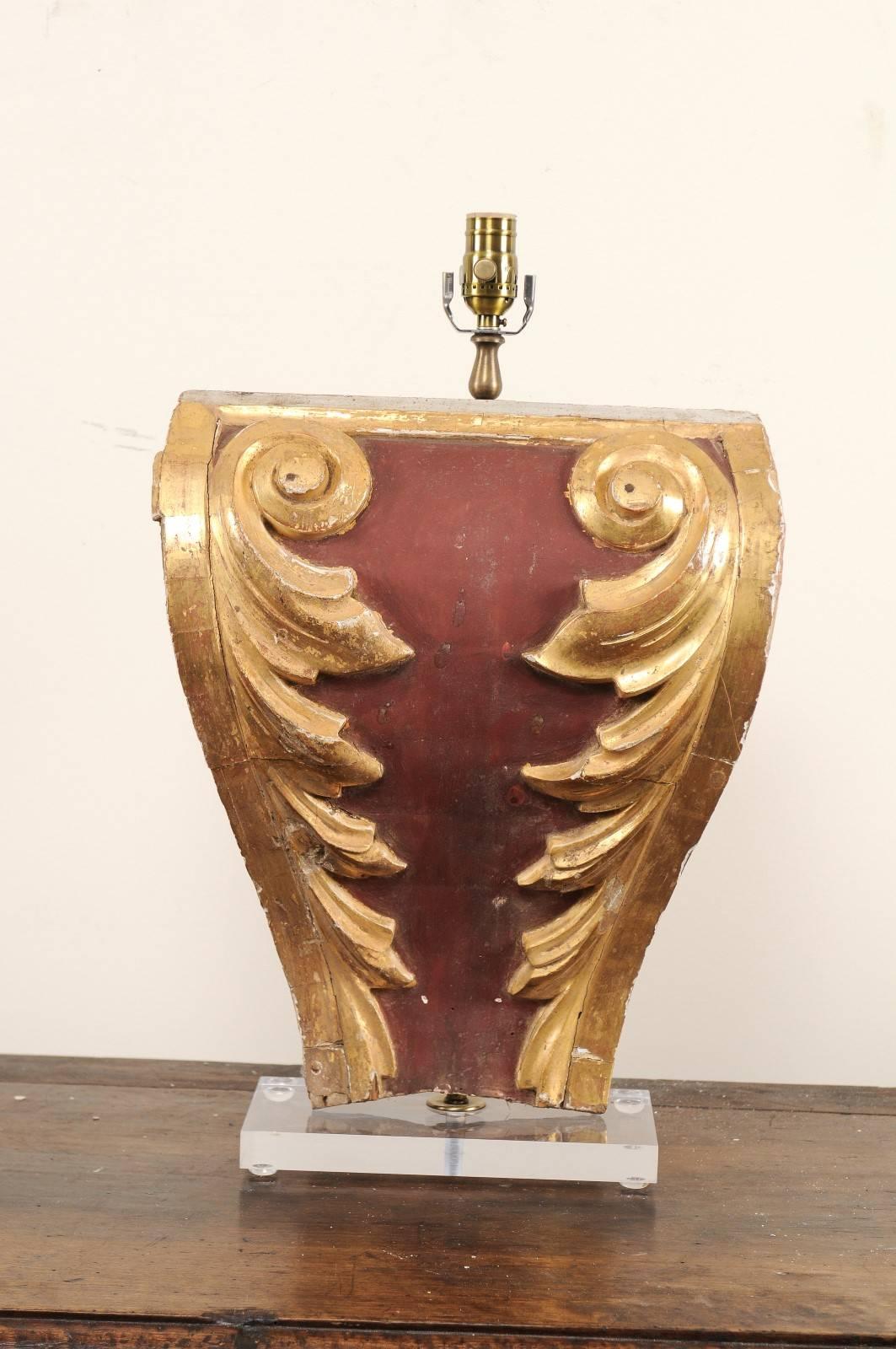 Lampe de table italienne à fragment du XIXe siècle. Cette lampe de table a été fabriquée à partir d'un fragment italien du XIXe siècle, monté sur une base en Lucite plus récente. Cette lampe présente un magnifique fragment sculpté de volutes et de