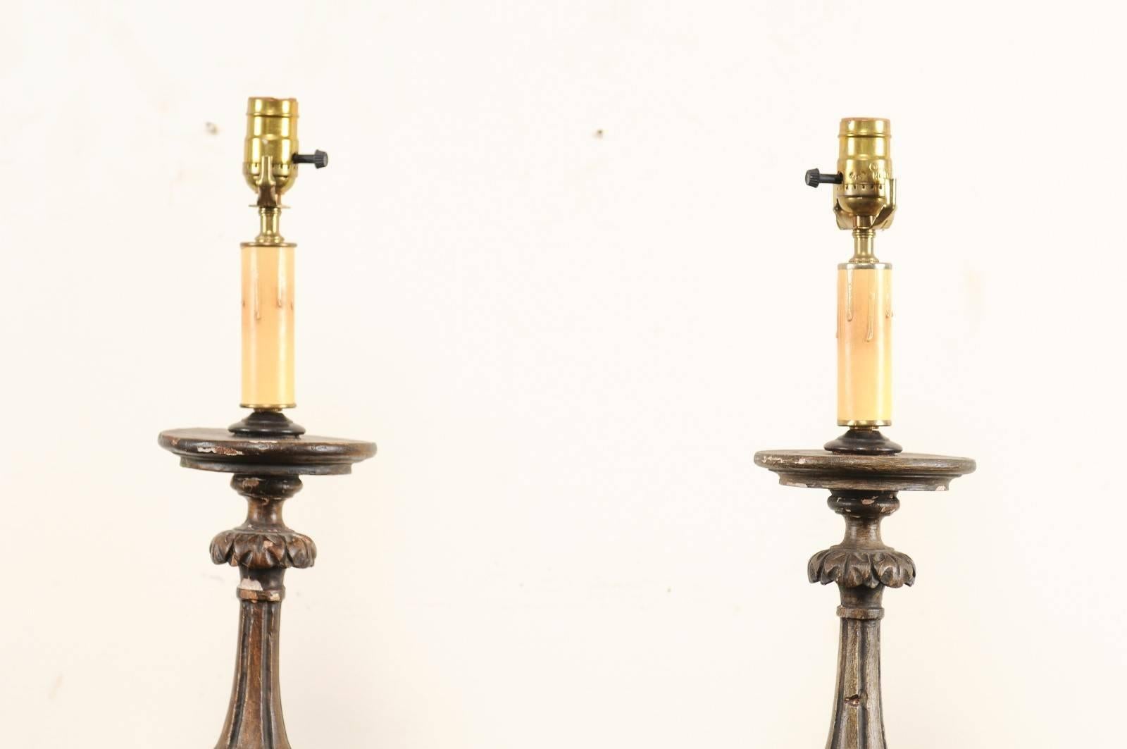 Bois Paire de bâtons d'autel italiens en bois sculpté du 19ème siècle transformés en grandes lampes de bureau en vente