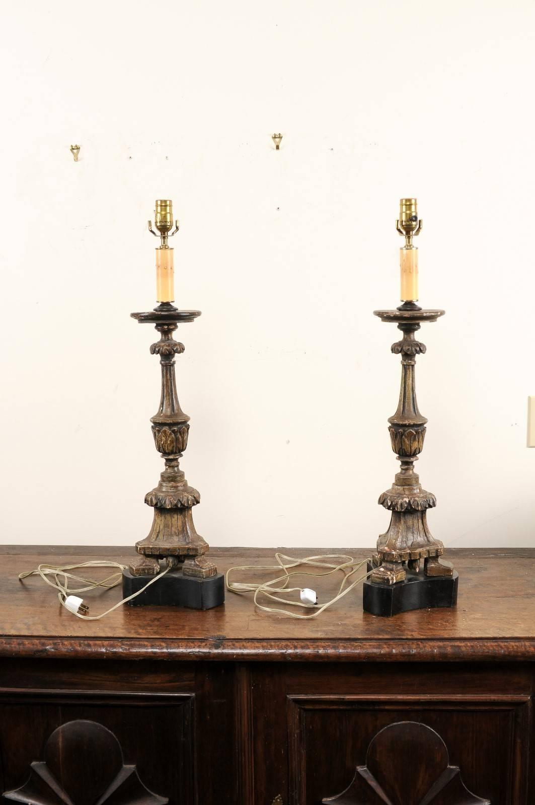 XIXe siècle Paire de bâtons d'autel italiens en bois sculpté du 19ème siècle transformés en grandes lampes de bureau en vente
