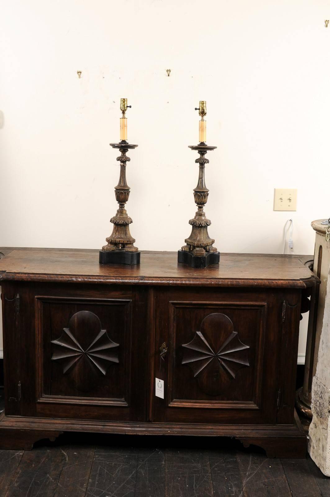 Paire de bâtons d'autel italiens en bois sculpté du 19ème siècle transformés en grandes lampes de bureau en vente 3