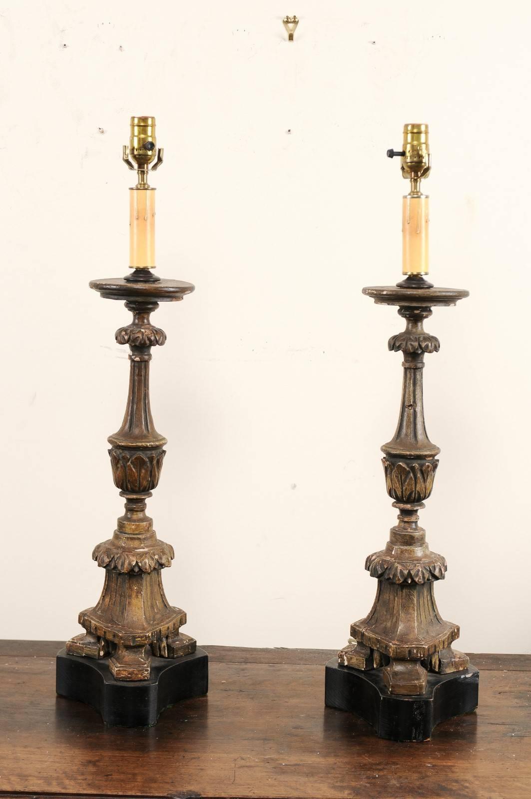 Paire de bâtons d'autel italiens en bois sculpté du 19ème siècle transformés en grandes lampes de bureau Bon état - En vente à Atlanta, GA