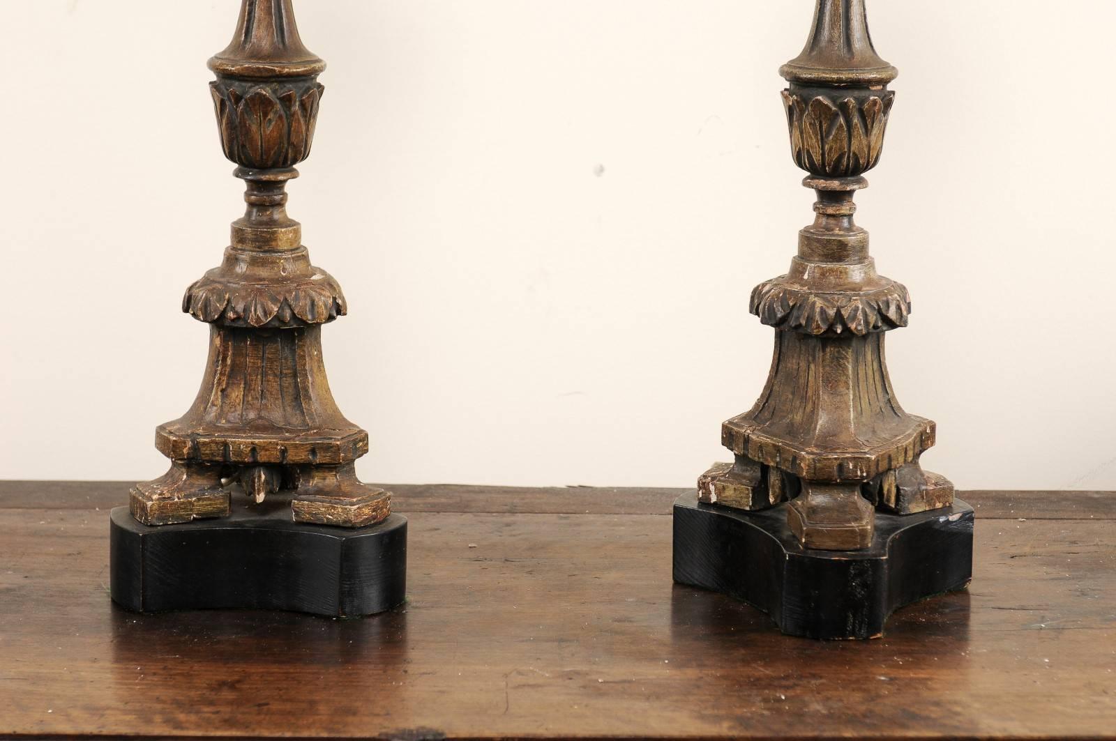 Paire de bâtons d'autel italiens en bois sculpté du 19ème siècle transformés en grandes lampes de bureau en vente 1