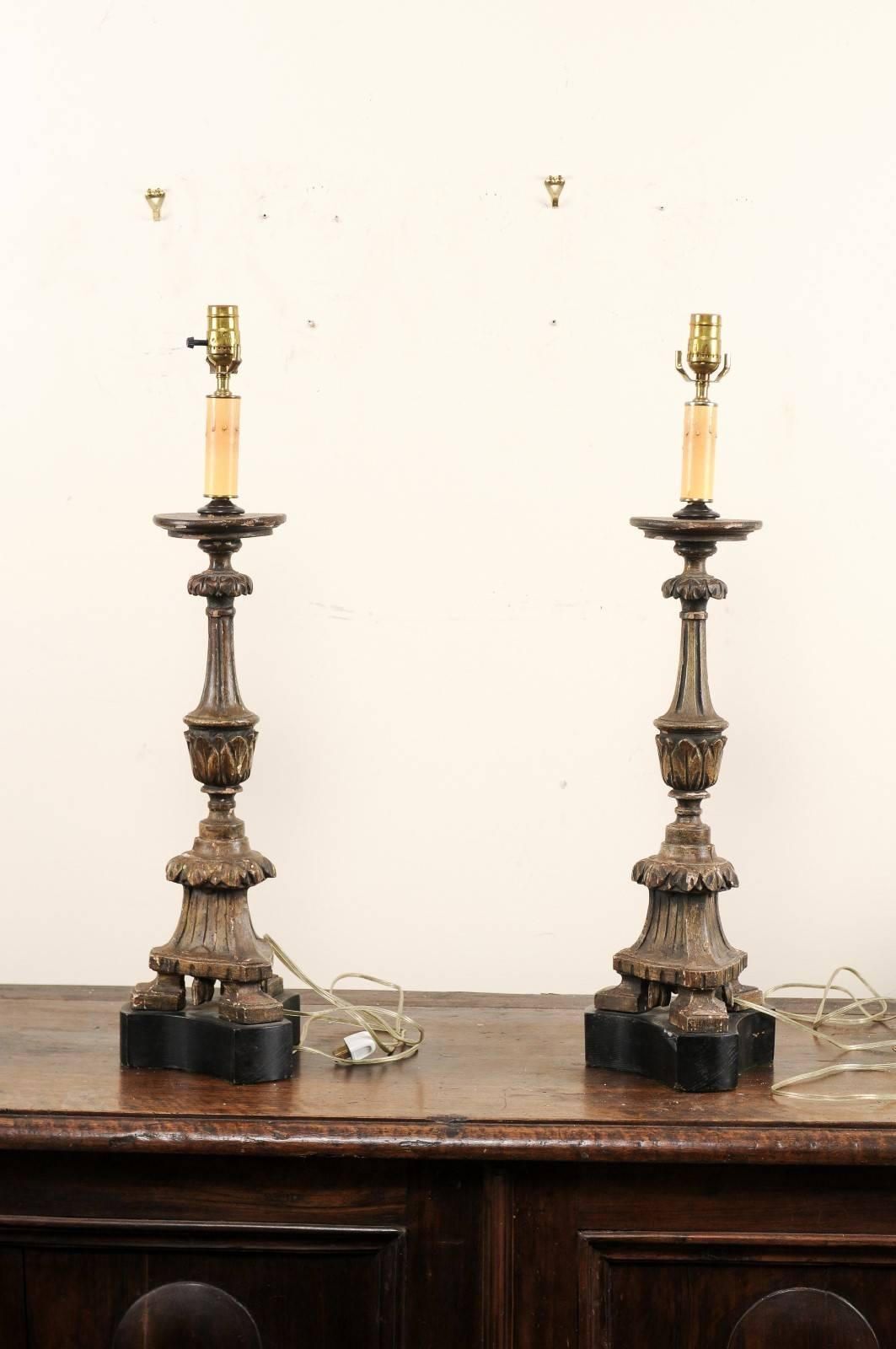 Sculpté Paire de bâtons d'autel italiens en bois sculpté du 19ème siècle transformés en grandes lampes de bureau en vente