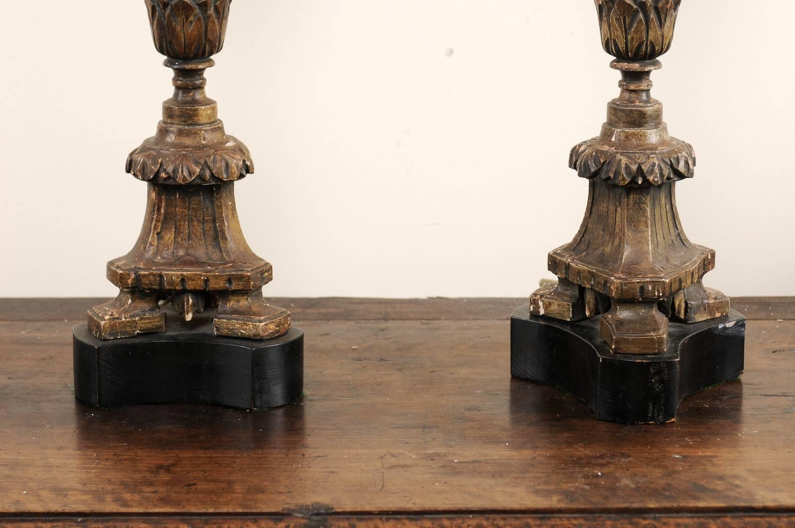 Paire de bâtons d'autel italiens en bois sculpté du 19ème siècle transformés en grandes lampes de bureau en vente 2