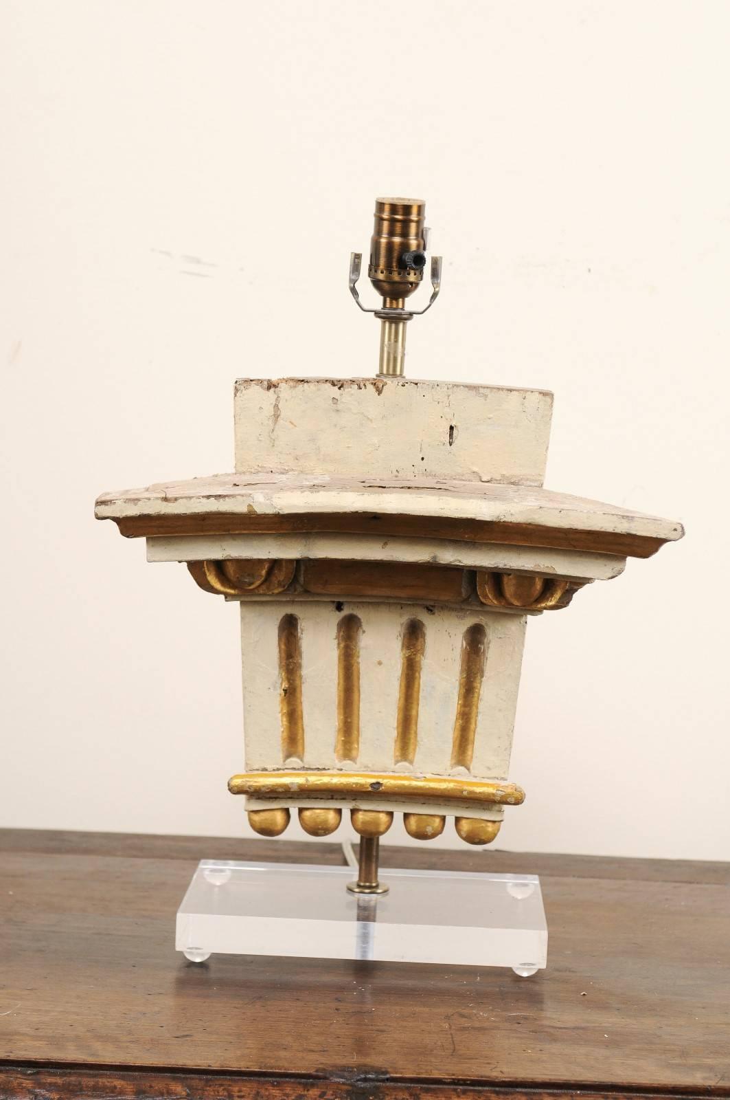 Lampe de table italienne à fragment du XIXe siècle. Cette lampe de table a été fabriquée à partir d'un fragment italien du XIXe siècle qui a été monté sur une base en Lucite plus récente. Cette lampe présente un fragment tridimensionnel sculpté de