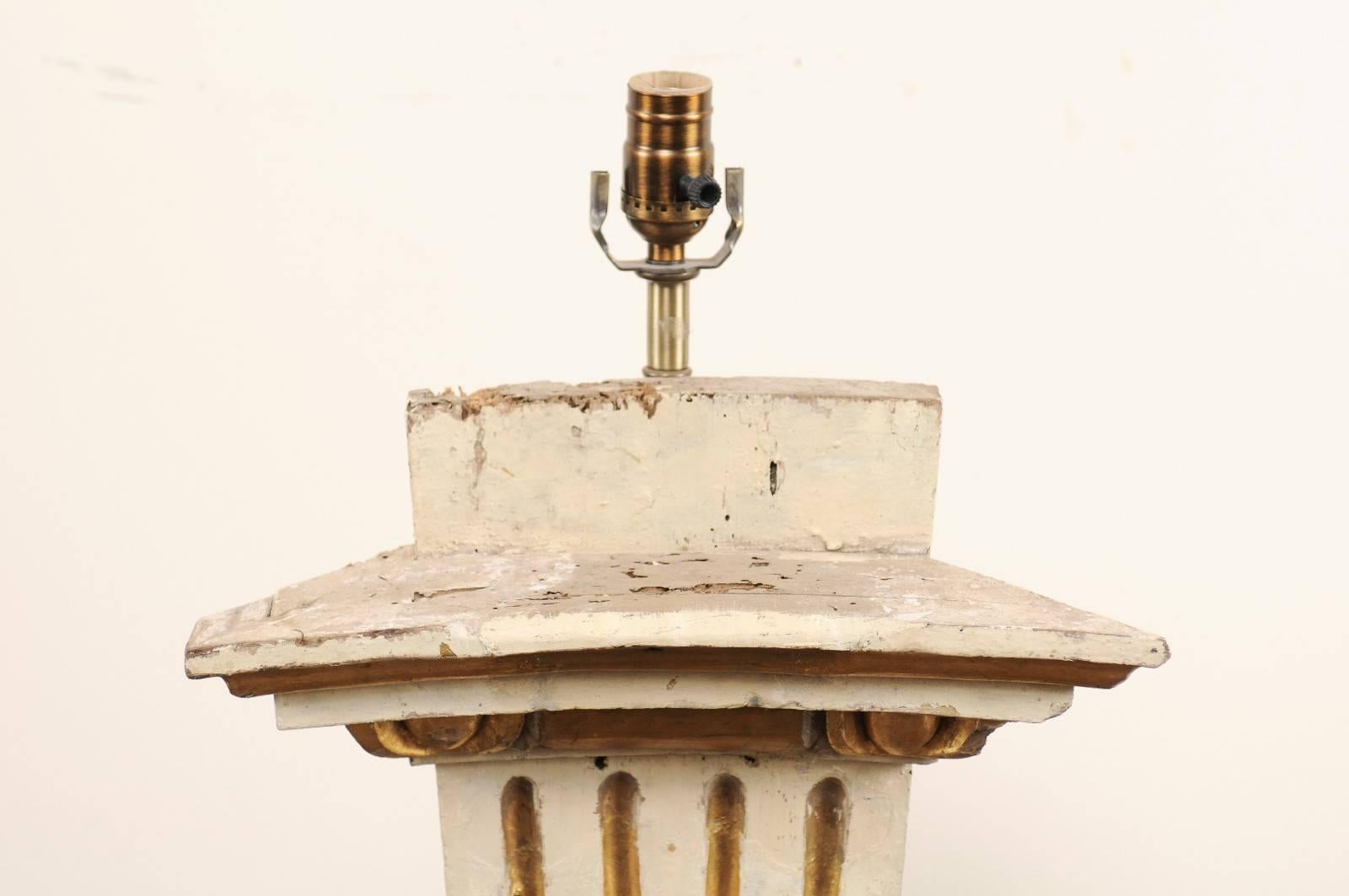 Lampe de table italienne Fragment du 19ème siècle en crème peinte avec accents dorés en vente 3