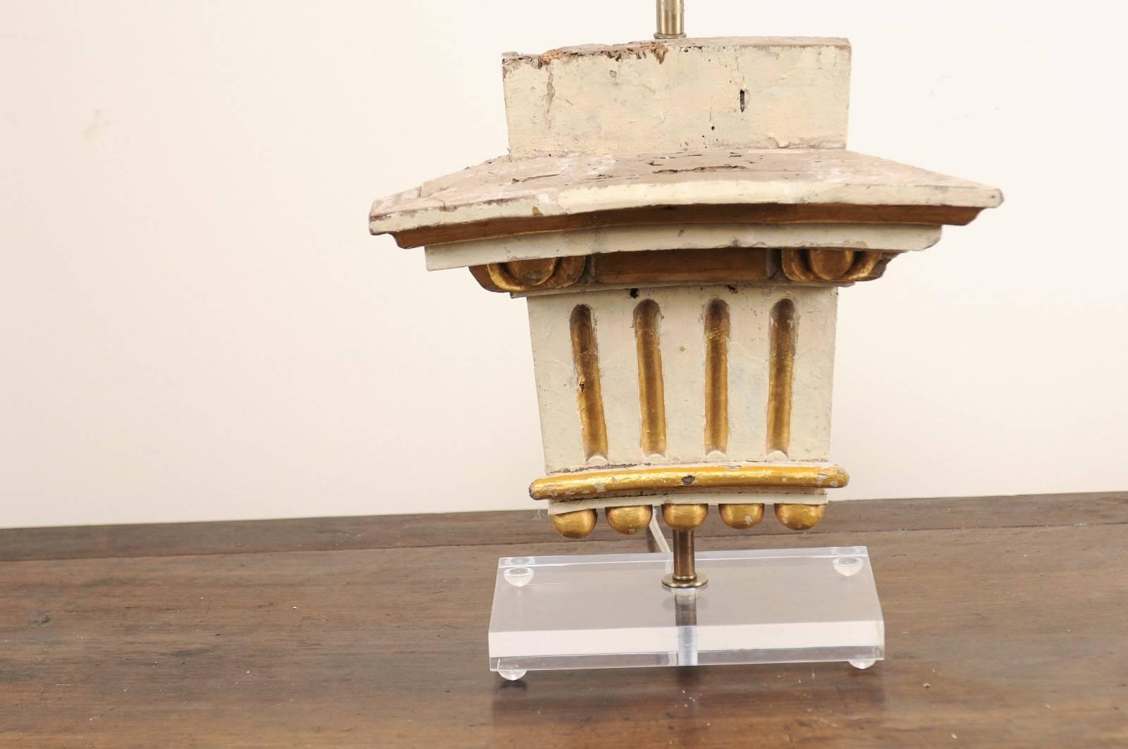 Lampe de table italienne Fragment du 19ème siècle en crème peinte avec accents dorés Bon état - En vente à Atlanta, GA