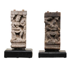 Paar Hindu- Tempelfragmente des 19. Jahrhunderts, handgeschnitzt aus Indien