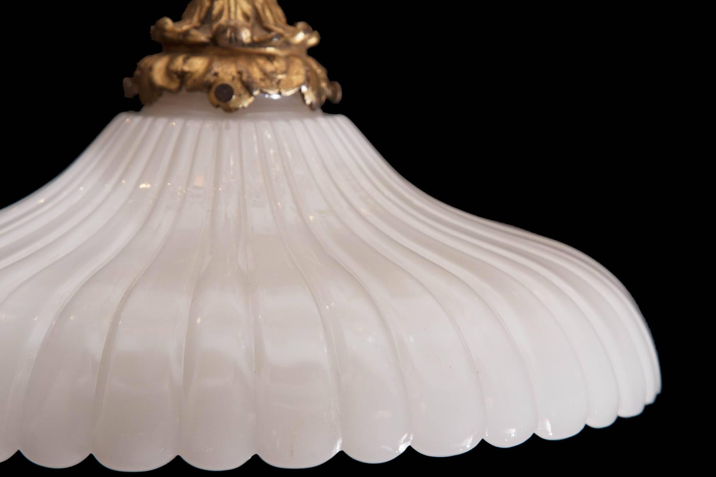 Late 19th Century English Ribbed Milk Glass Dish Light with Scalloped Edge In Good Condition For Sale In London, GB
