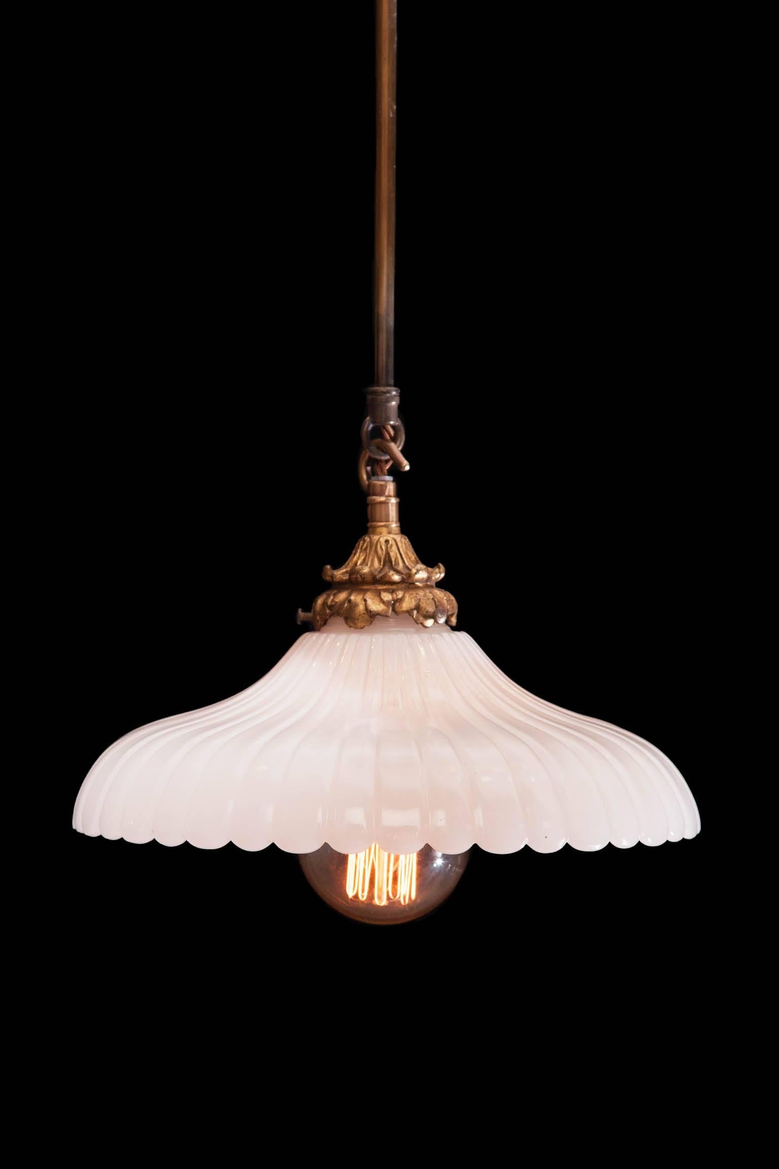 Late 19th Century English Ribbed Milk Glass Dish Light with Scalloped Edge For Sale 1