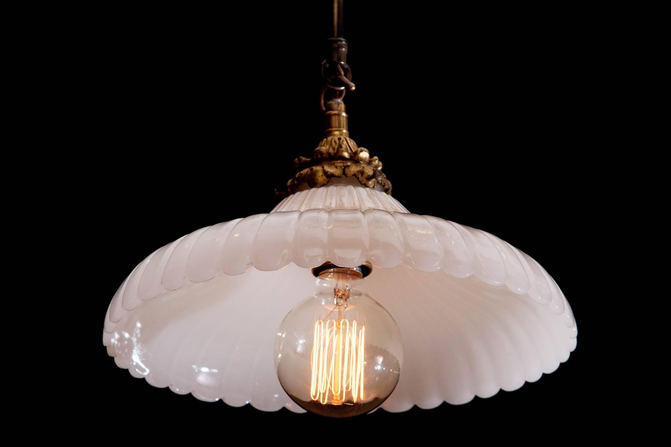 Late 19th Century English Ribbed Milk Glass Dish Light with Scalloped Edge For Sale 2