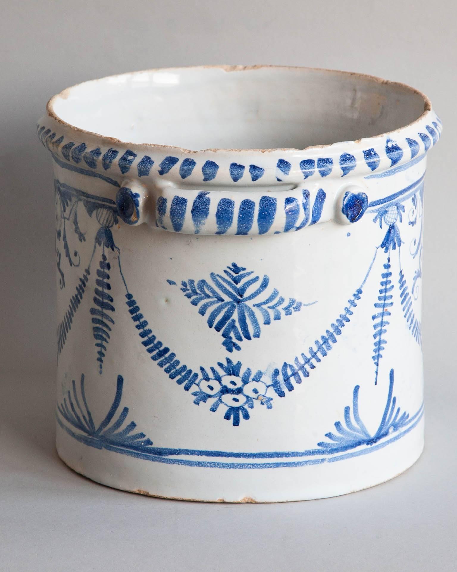 18th century wine cooler decorated in 'camaïeu bleu.' With painted garlands and fern decoration. Two striped handles. Toulouse, early 18th century.
There is an old crack which has been restored, see pictures.

We are members of LAPADA and CINOA.