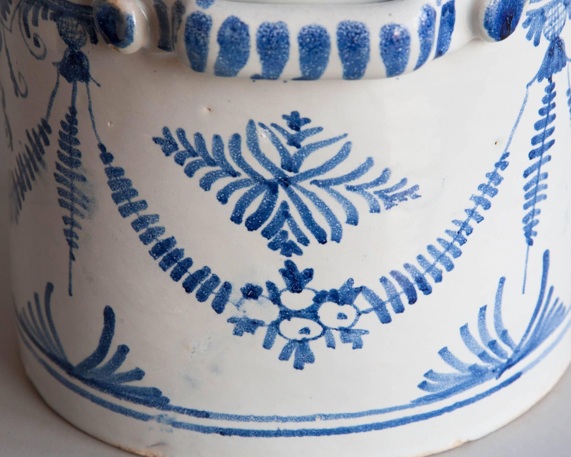 French 18th Century Blue and White 'Rafraichissoir' or Wine Cooler In Good Condition In London, GB