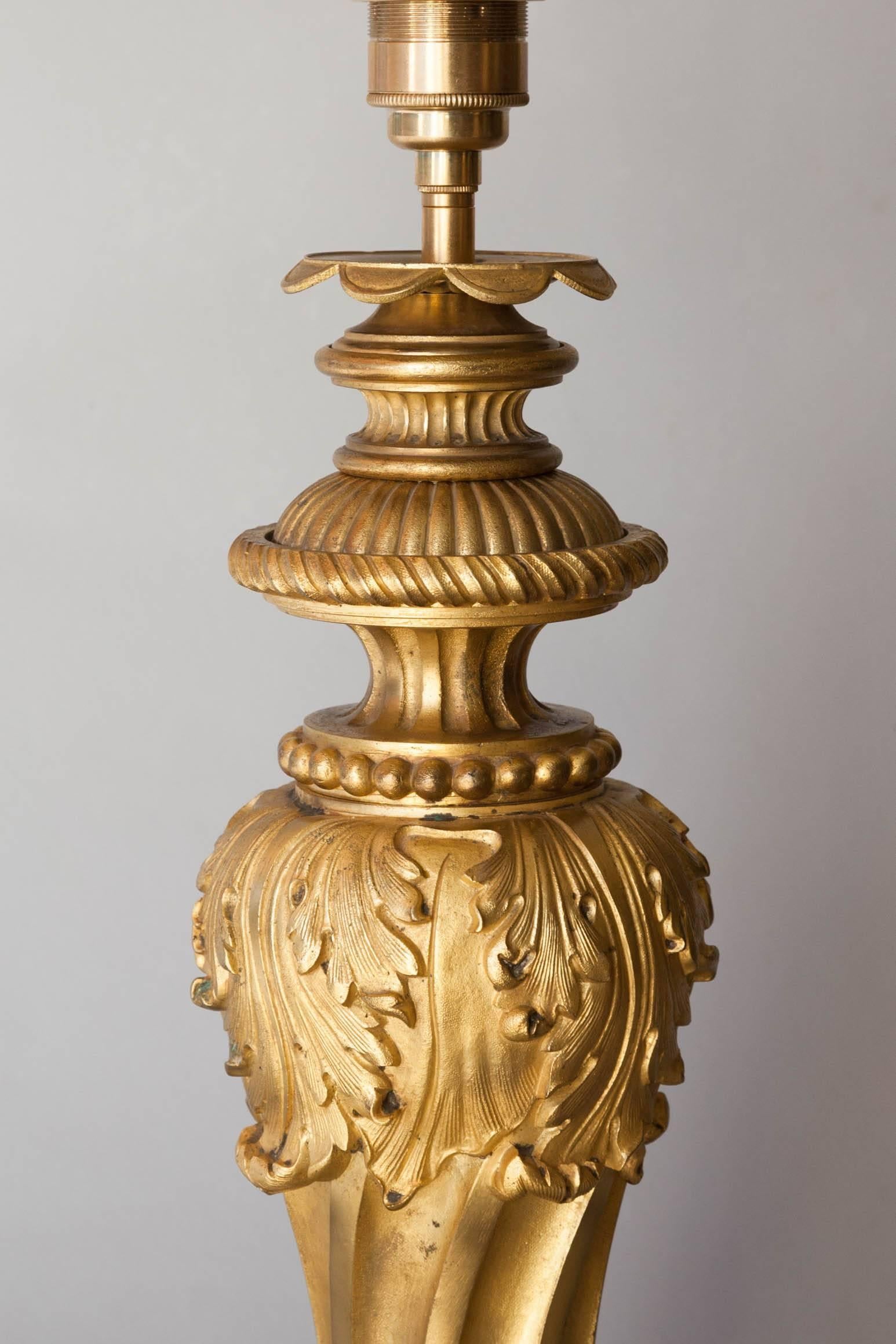 Gadrooned gilt bronze cast baluster column with acanthus leaves and a beading. Currently electrified for the UK.
France, circa 1890. Shown with a 20" silk shade available separately.

We are members of LAPADA and CINOA.