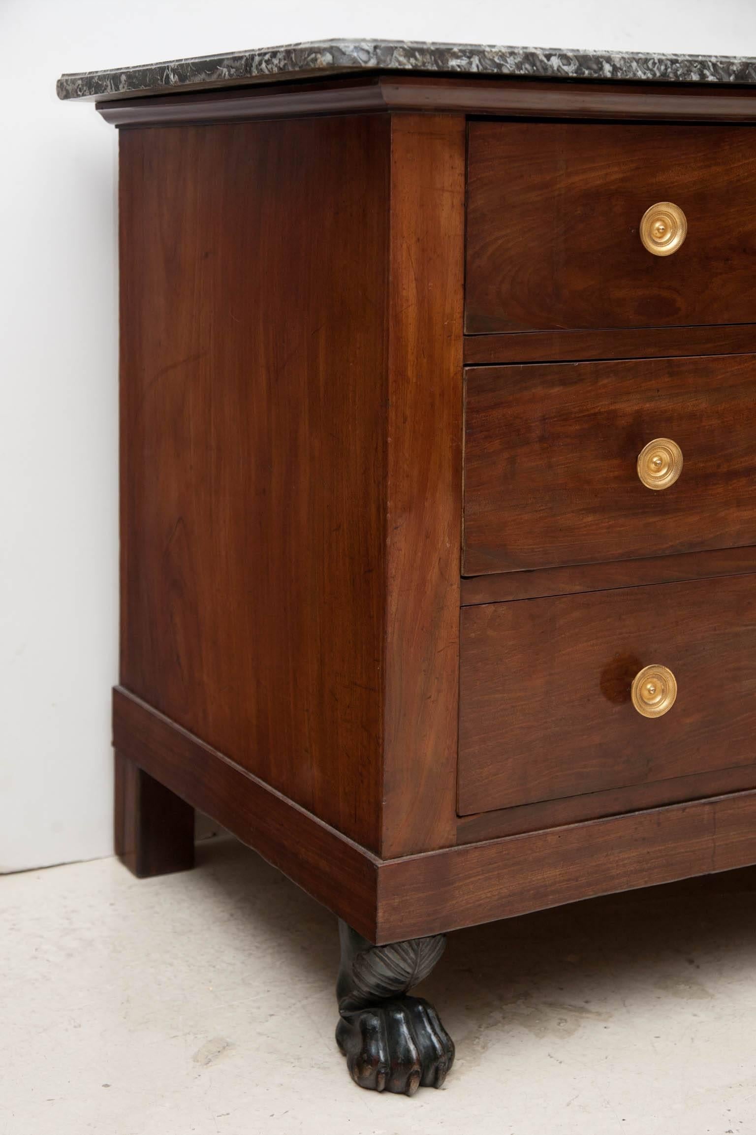 Empire Period Mahogany Commode with Grey and White Veined Marble, circa 1810 For Sale 1