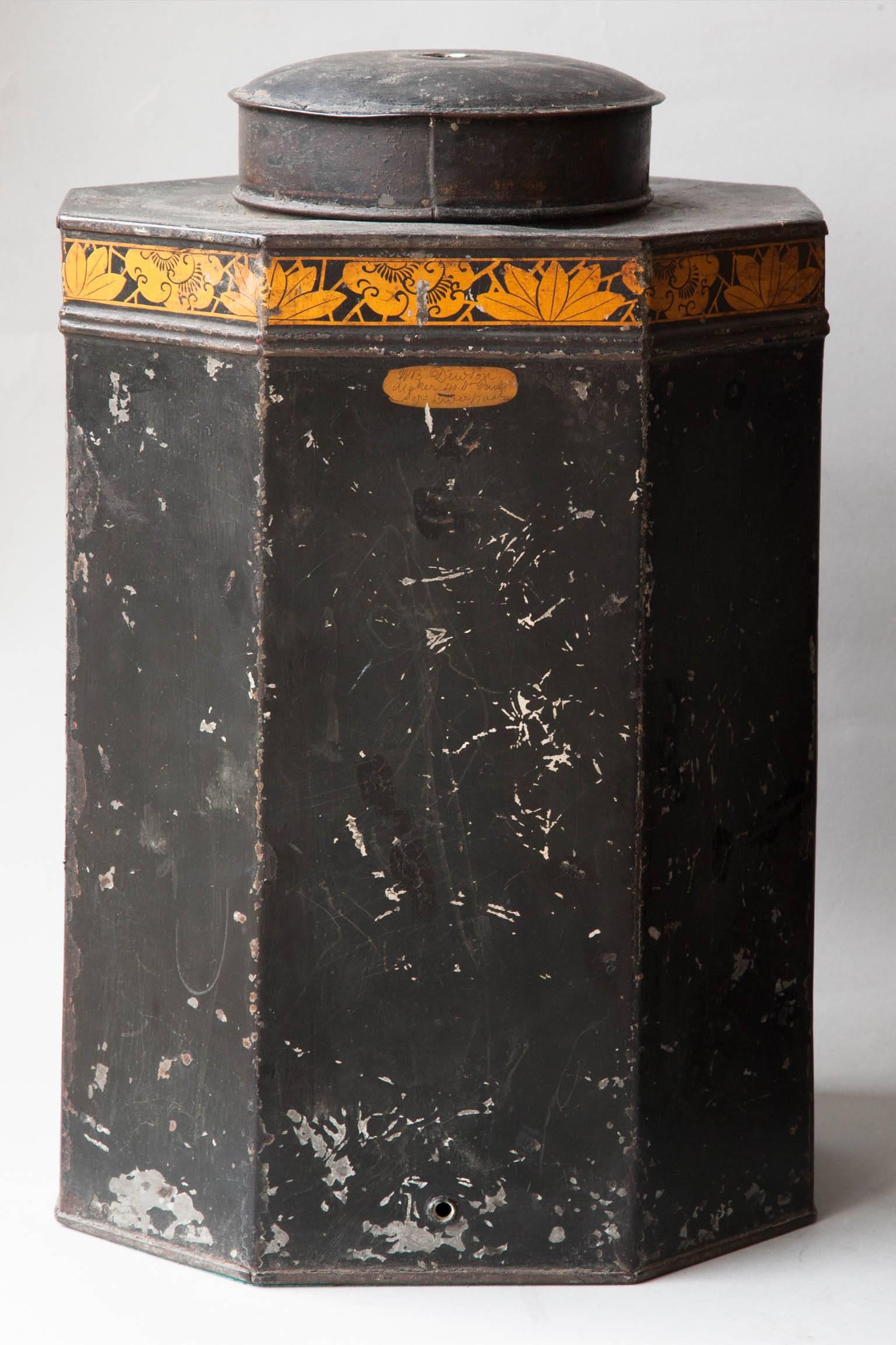 Painted Pair of Octagonal Regency Tole Tea Canisters and Covers in the Chinoiserie Style For Sale