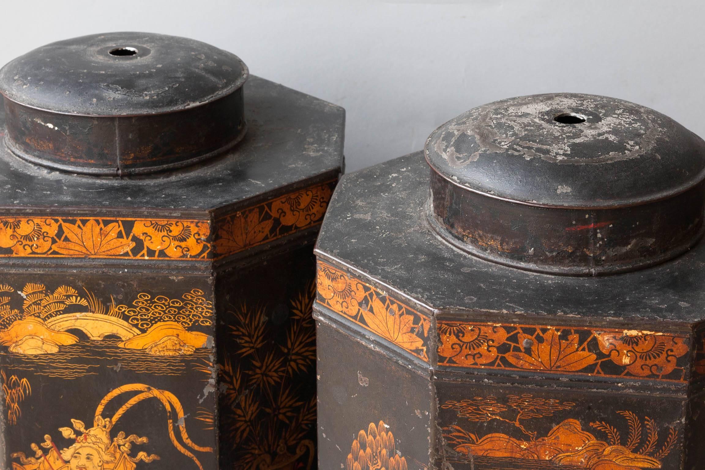 Early 19th Century Pair of Octagonal Regency Tole Tea Canisters and Covers in the Chinoiserie Style For Sale