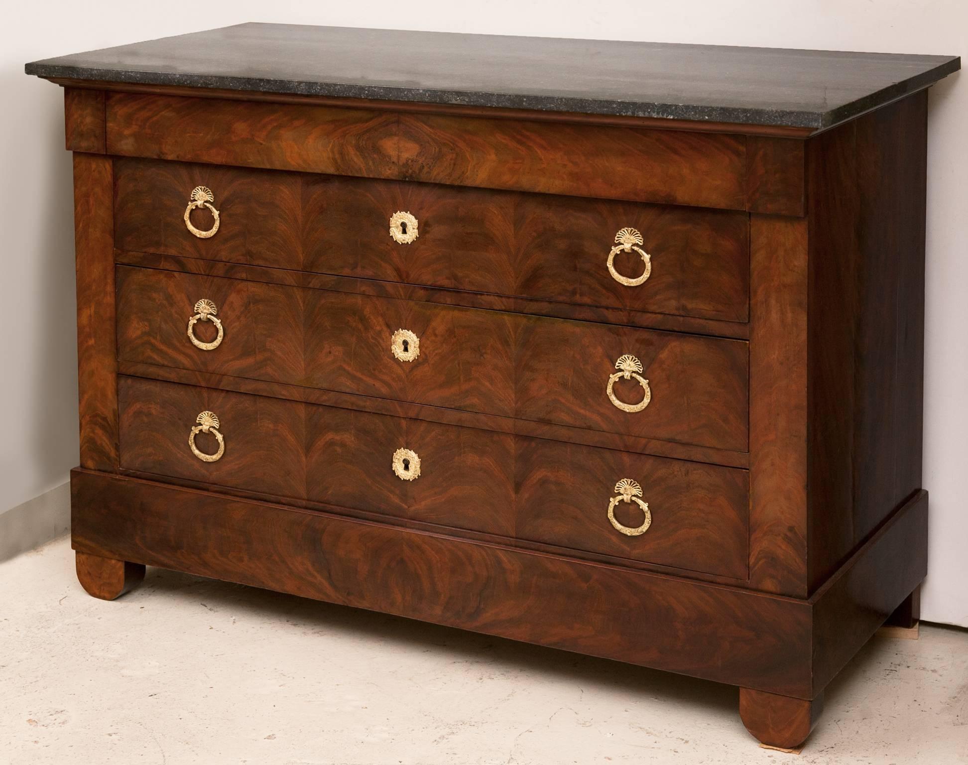 Early 19th Century Restauration Period Flame Mahogany Commode with Ormolu Handle For Sale 6