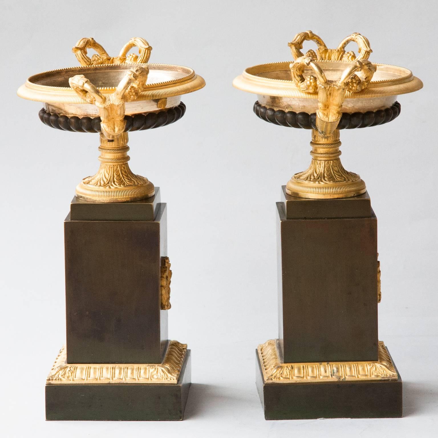 Pair of Restauration Period Gilt and Patinated Bronze Tazza Urns In Excellent Condition For Sale In London, GB