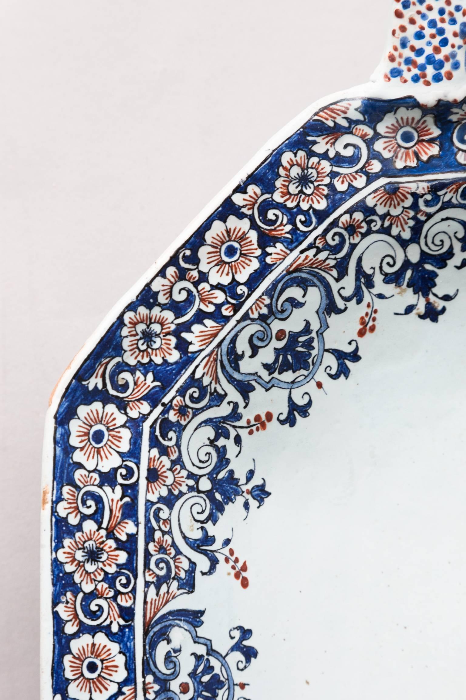 Important Early 18th Century Octagonal Faience Platter or 'Bannette', Rouen For Sale 1