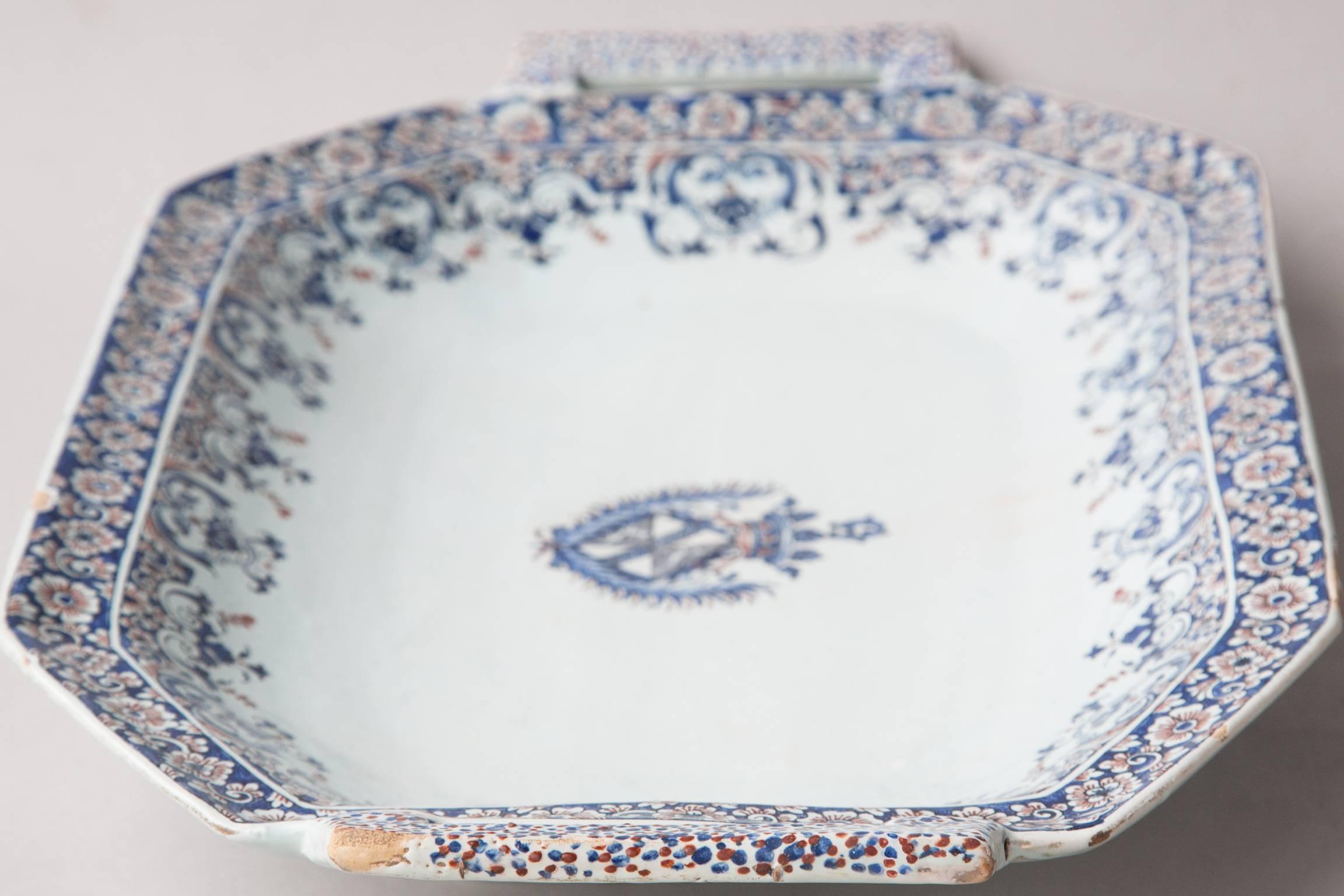 Important Early 18th Century Octagonal Faience Platter or 'Bannette', Rouen For Sale 3