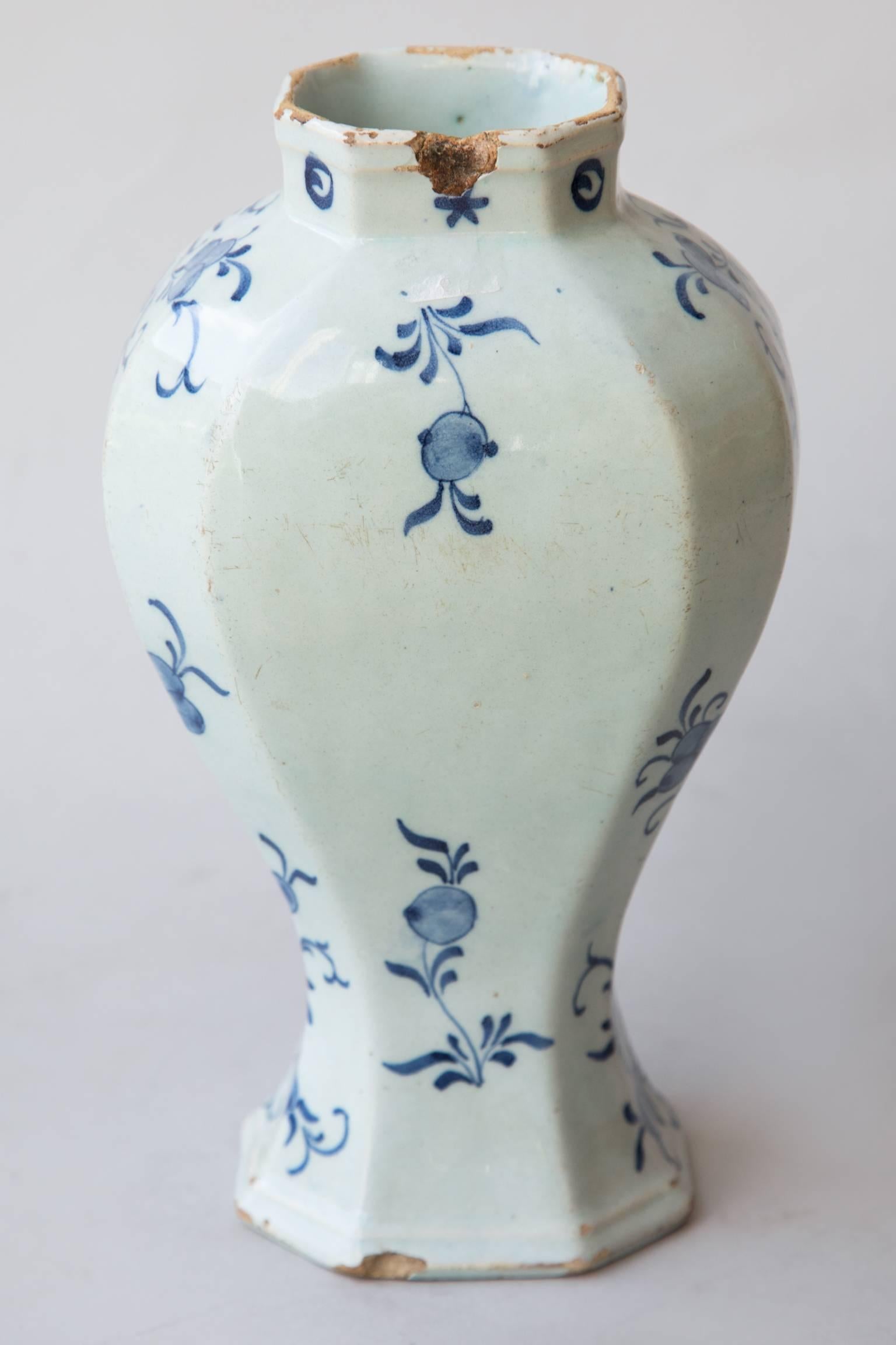 18th Century Octagonal Baluster Delft Vase For Sale 2