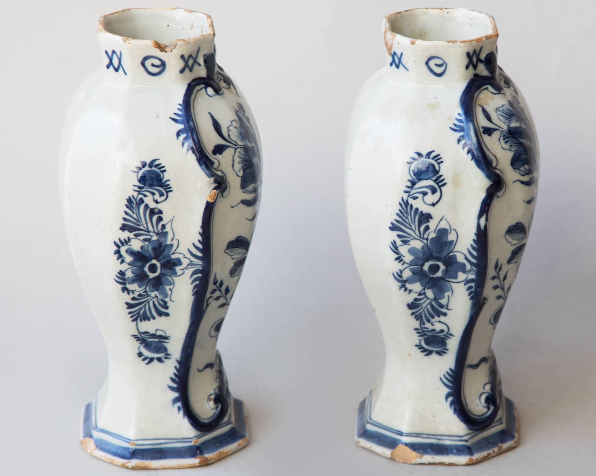 Pair of 18th Century Octagonal Baluster Delft Vases In Good Condition For Sale In London, GB