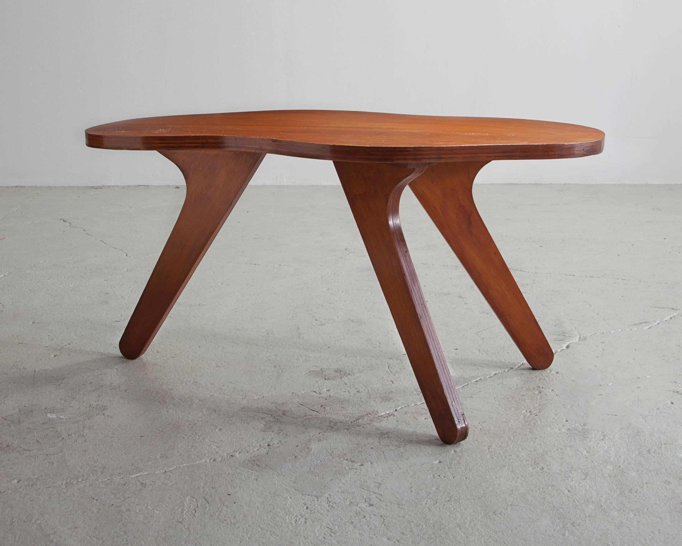 Organically shaped side table in plywood. Designed by Jose Zanine (1918-2001) for Z. Moveis Brazil, 1950s.