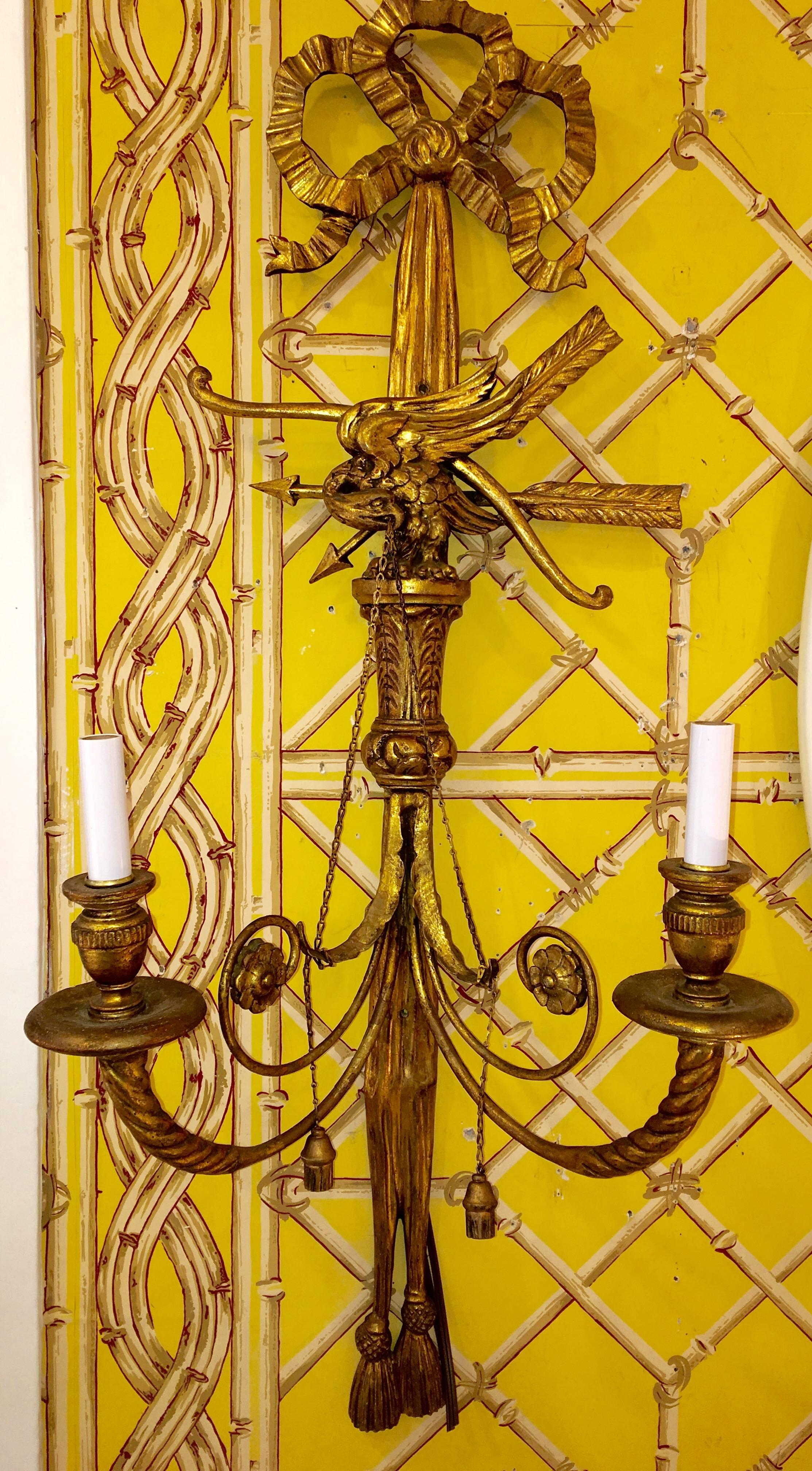 Paire d'objets de style Regency anglais de la fin du XIXe siècle, sculptés d'un aigle, d'un arc et d'un gland,
scones en bois doré.