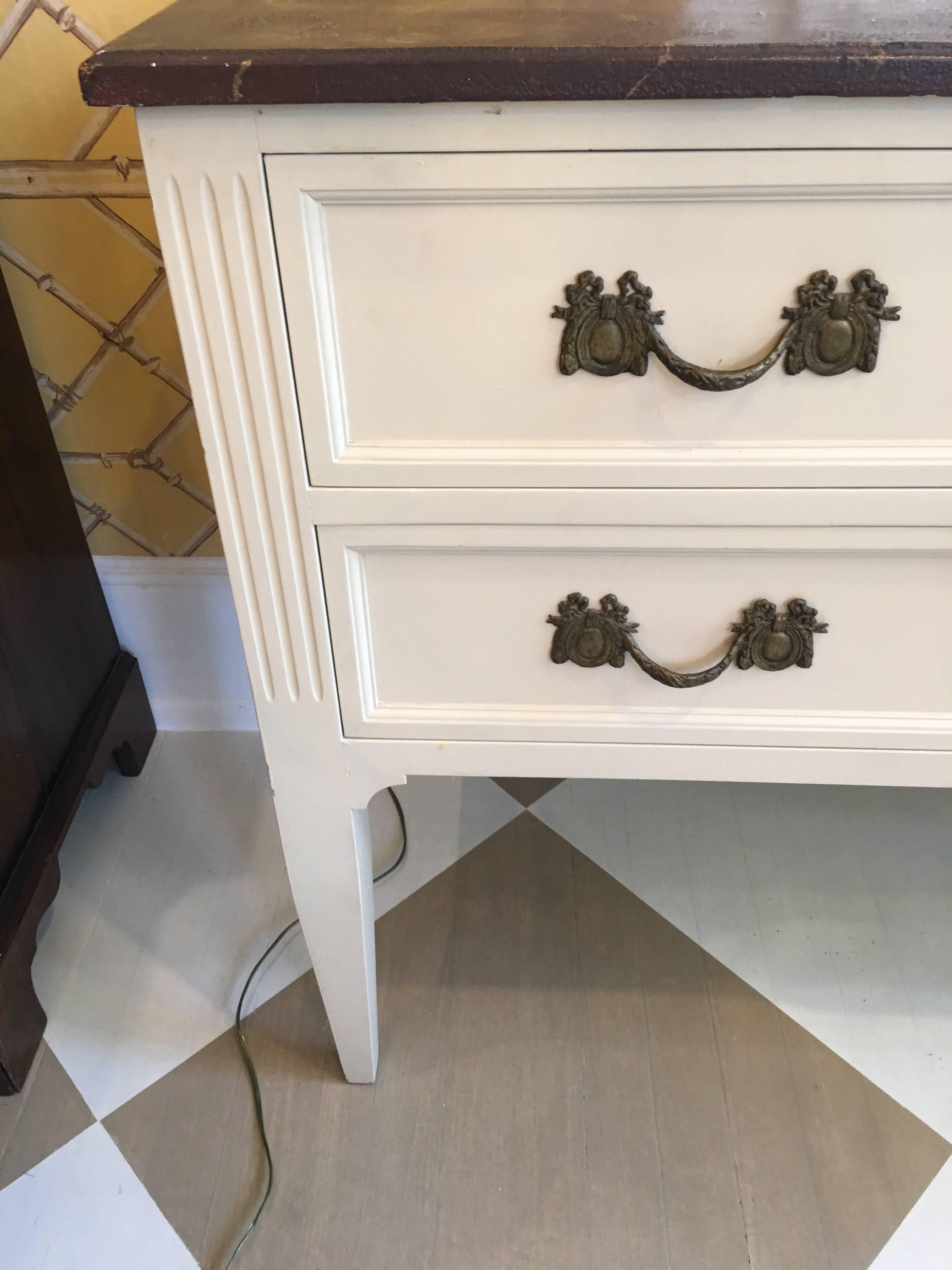 European Pair of French Mid-Century Chests of Drawers, Crème and Faux Marble Finish For Sale