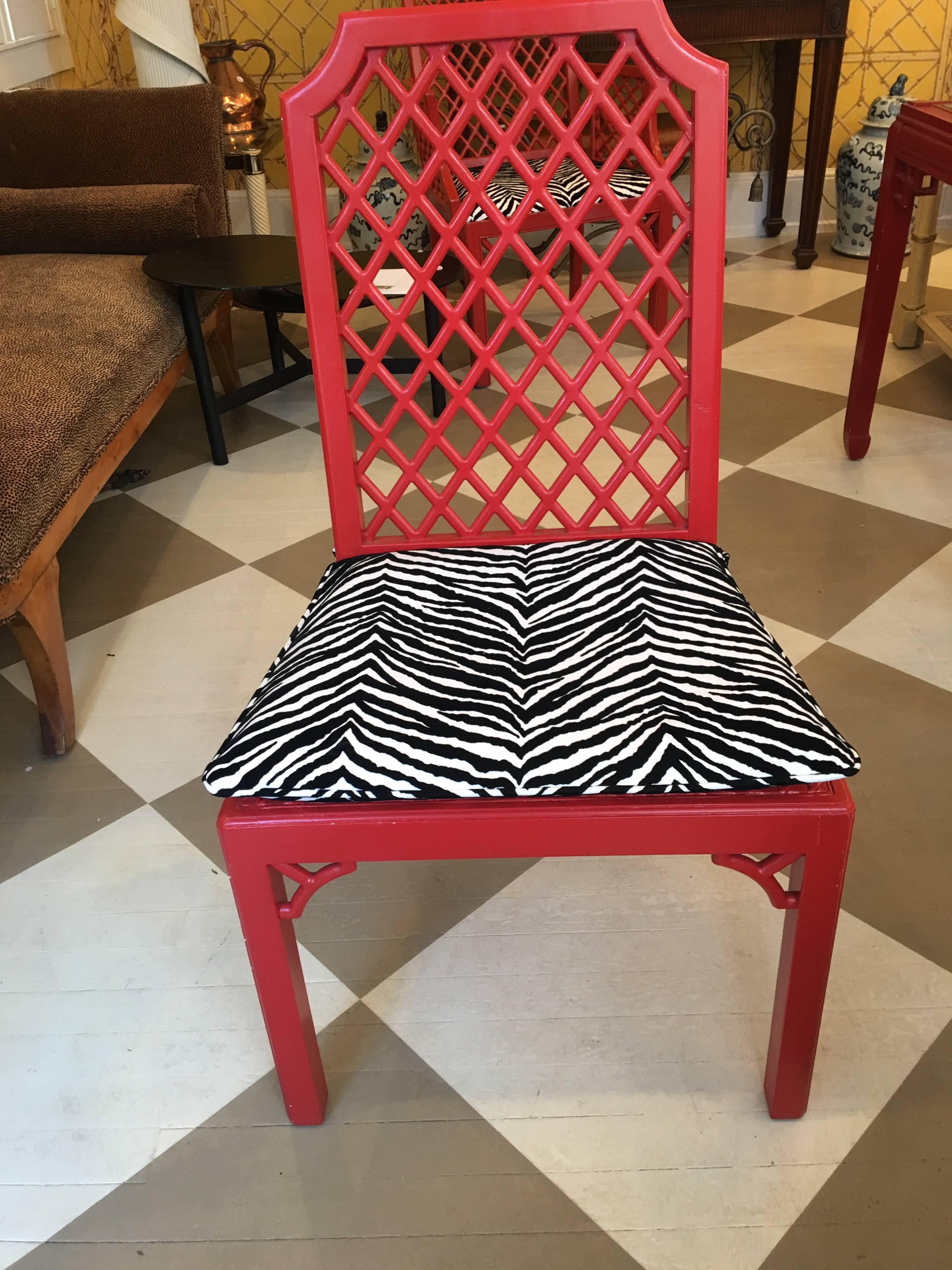 20th Century Late Midcentury American Set of Eight Red Painted Trellis Style Dining Chair For Sale