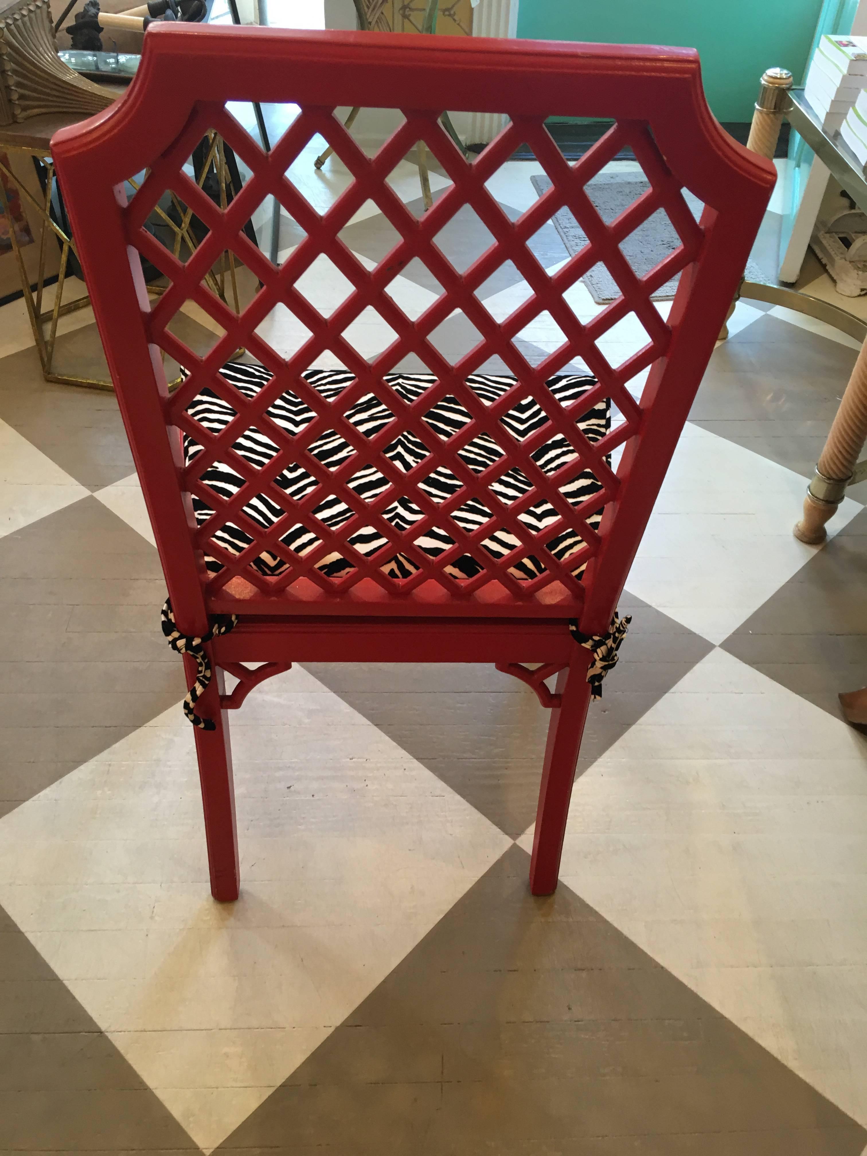 Late Midcentury American Set of Eight Red Painted Trellis Style Dining Chair In Excellent Condition For Sale In Southampton, NY