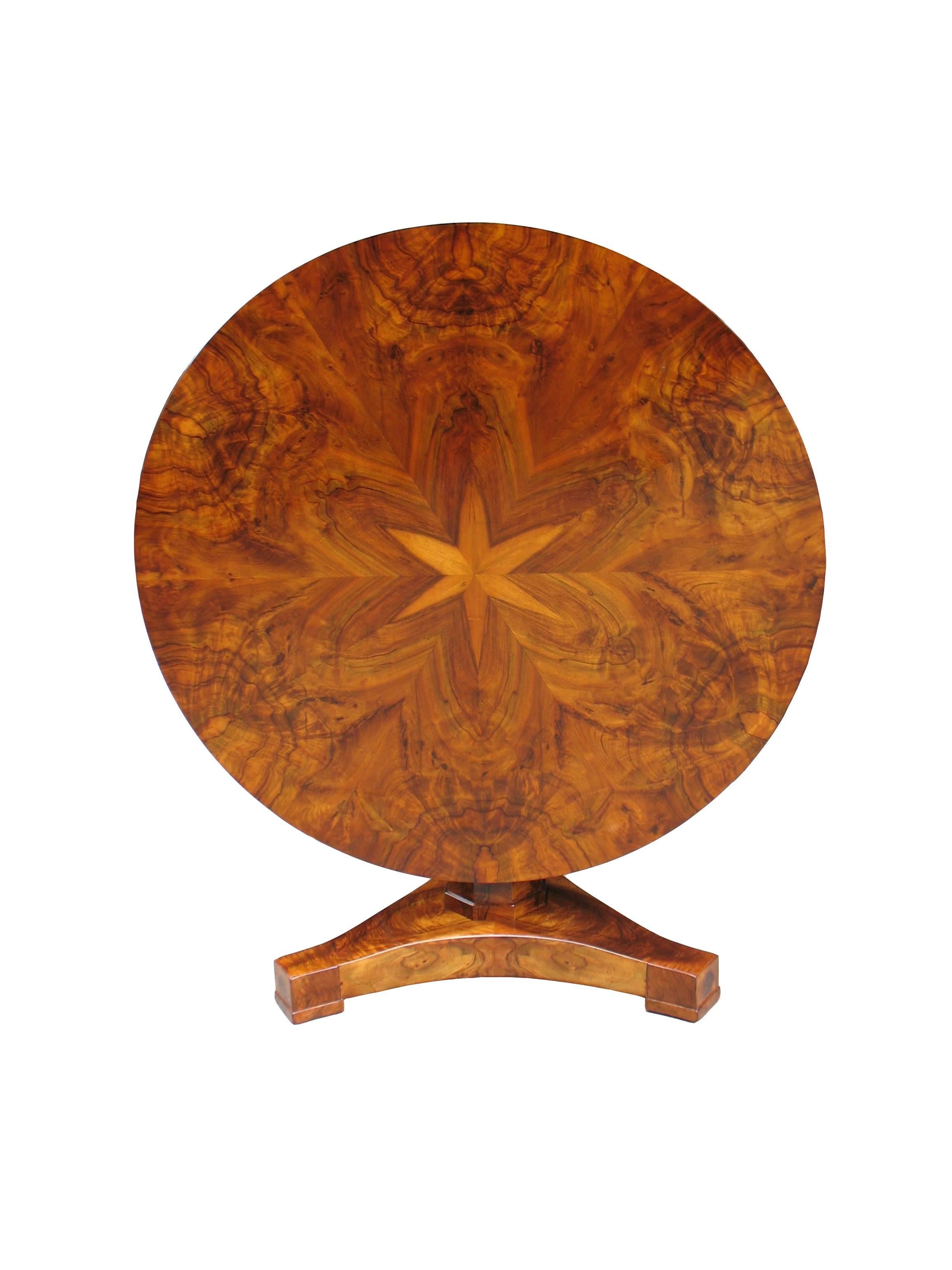 This Biedermeier tilt-top center table in walnut veneered on pine is an exemplary piece of the highest quality of cabinetmakers craftsmanship.
The walnut root-head veneers on table-top couldn't have been better layed out: inside forming a star and