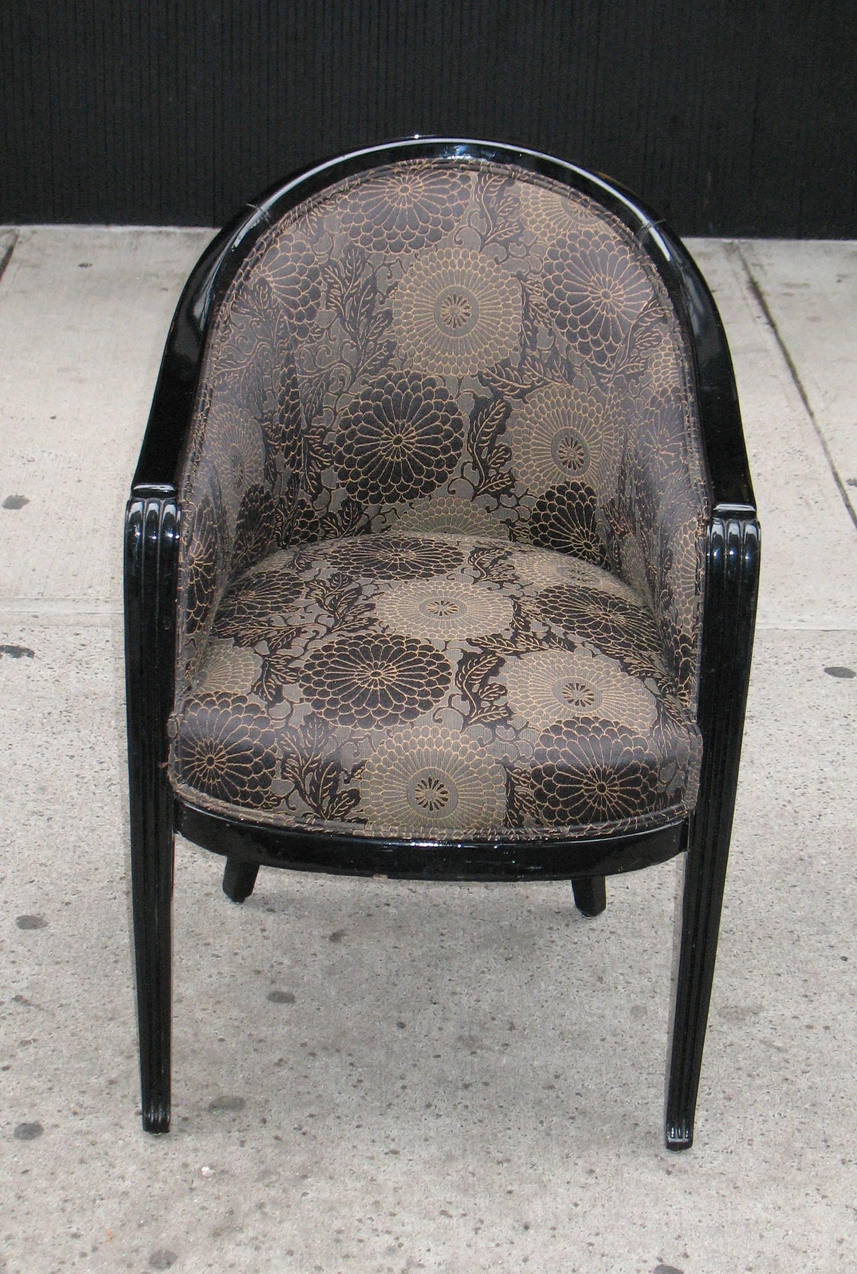 FROM OUR NEW MID-CENTURY MODERN & ART DECO SHIPMENT:
This barrel-back ebonized French Art Deco bergere with fluted front posts and paw feet is influenced by the Neoclassicism. Re-upholstered with webbing, coil springs, horsehair and covered with
