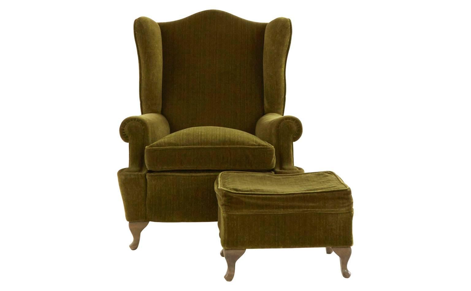 Oak legs
Original green velvet
20th century
Barcelona

Dimensions:
Chair: 26'W x 29'D x 41'H
Seat: 19'W x 21'D x 18'H
Arm height: 21'H
Ottoman: 20'W x 16'D x 14'H