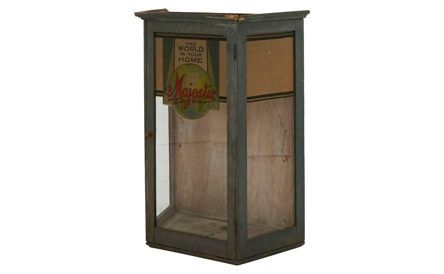 Majestic Vitrine In Good Condition In Chicago, IL