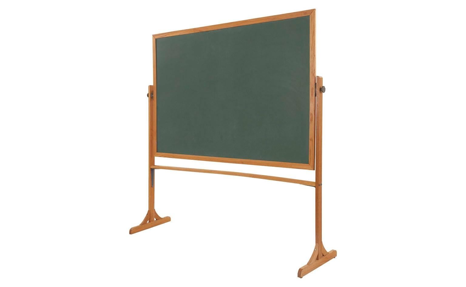 Chalkboard with Stand In Good Condition In Chicago, IL