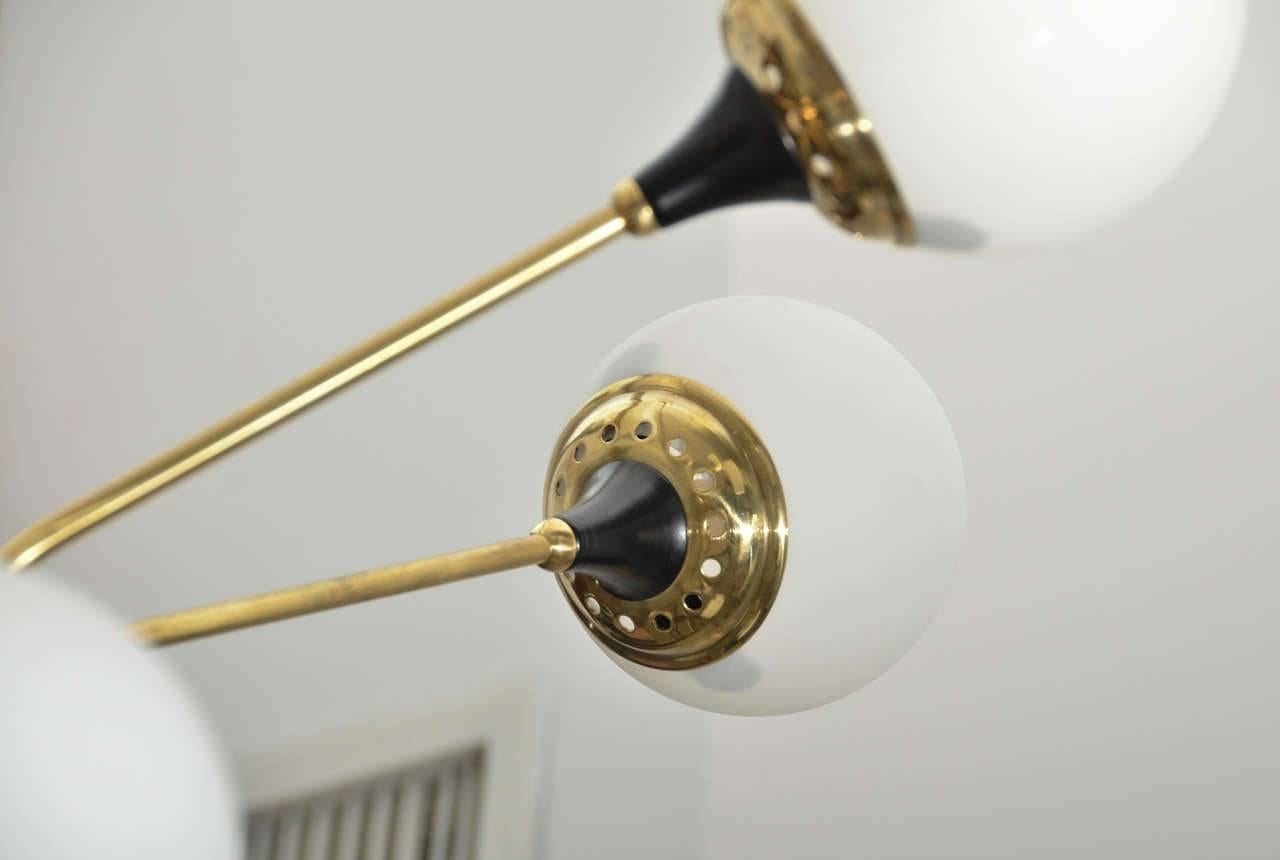Mid-Century moderno Lampadario Orbiter in ottone in vendita