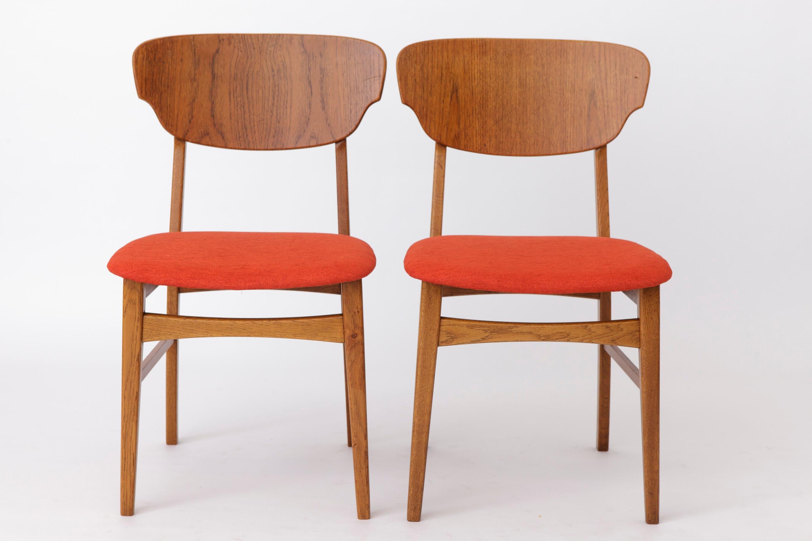 Satz von 4 dänischen Esszimmerstühlen - Teak & Eiche, 1960er Jahre, rot-orange gepolstert (Moderne der Mitte des Jahrhunderts) im Angebot
